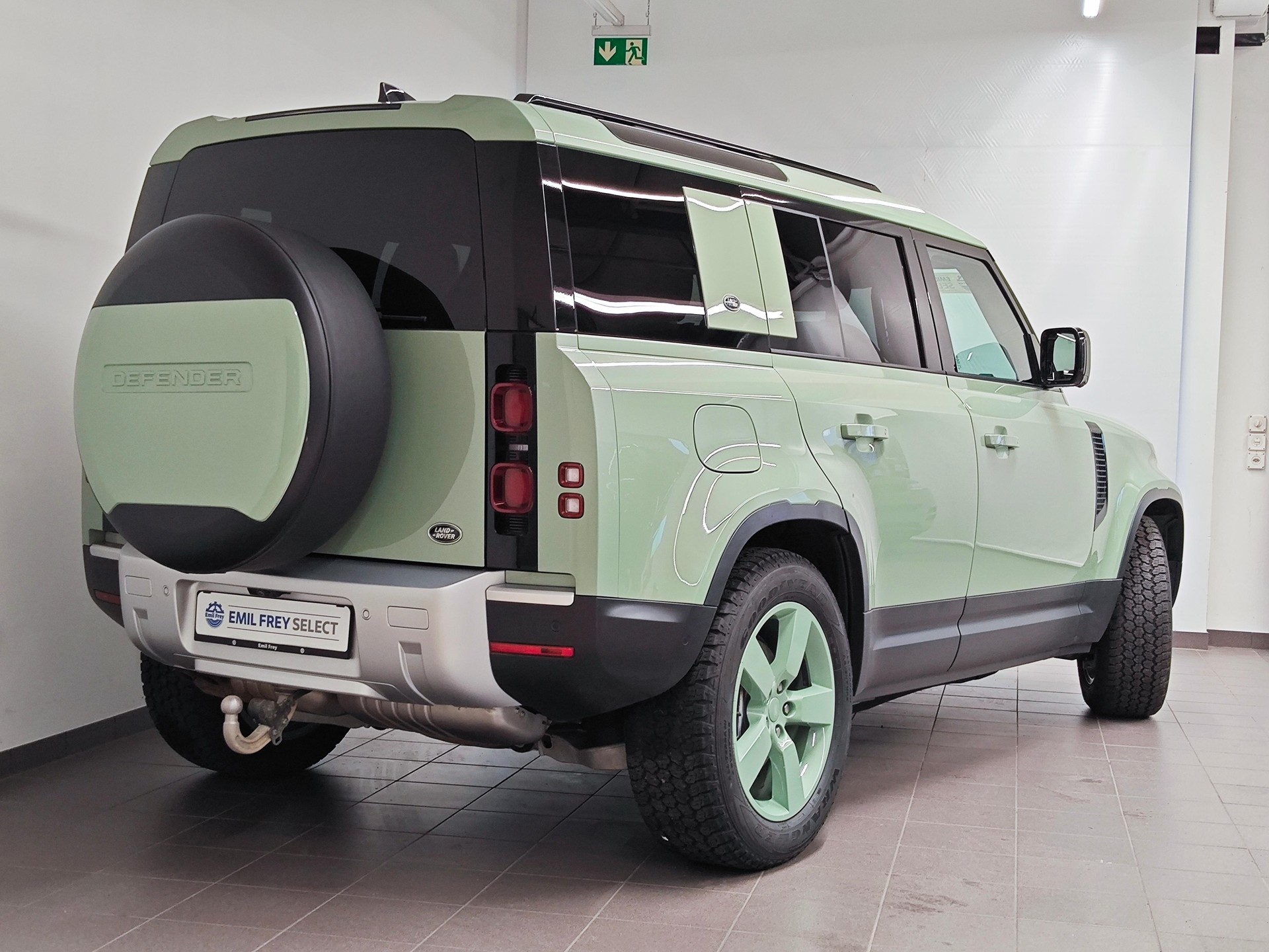 LAND ROVER Defender 110 3.0 D I6 300 75th Edition - Equipaggiato di gancio traino elettrico-image-2