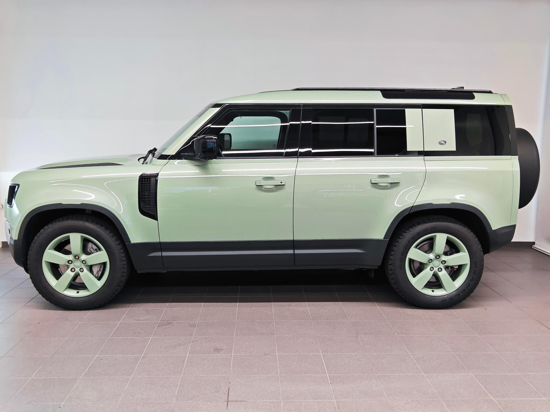 LAND ROVER Defender 110 3.0 D I6 300 75th Edition - Equipaggiato di gancio traino elettrico-image-9