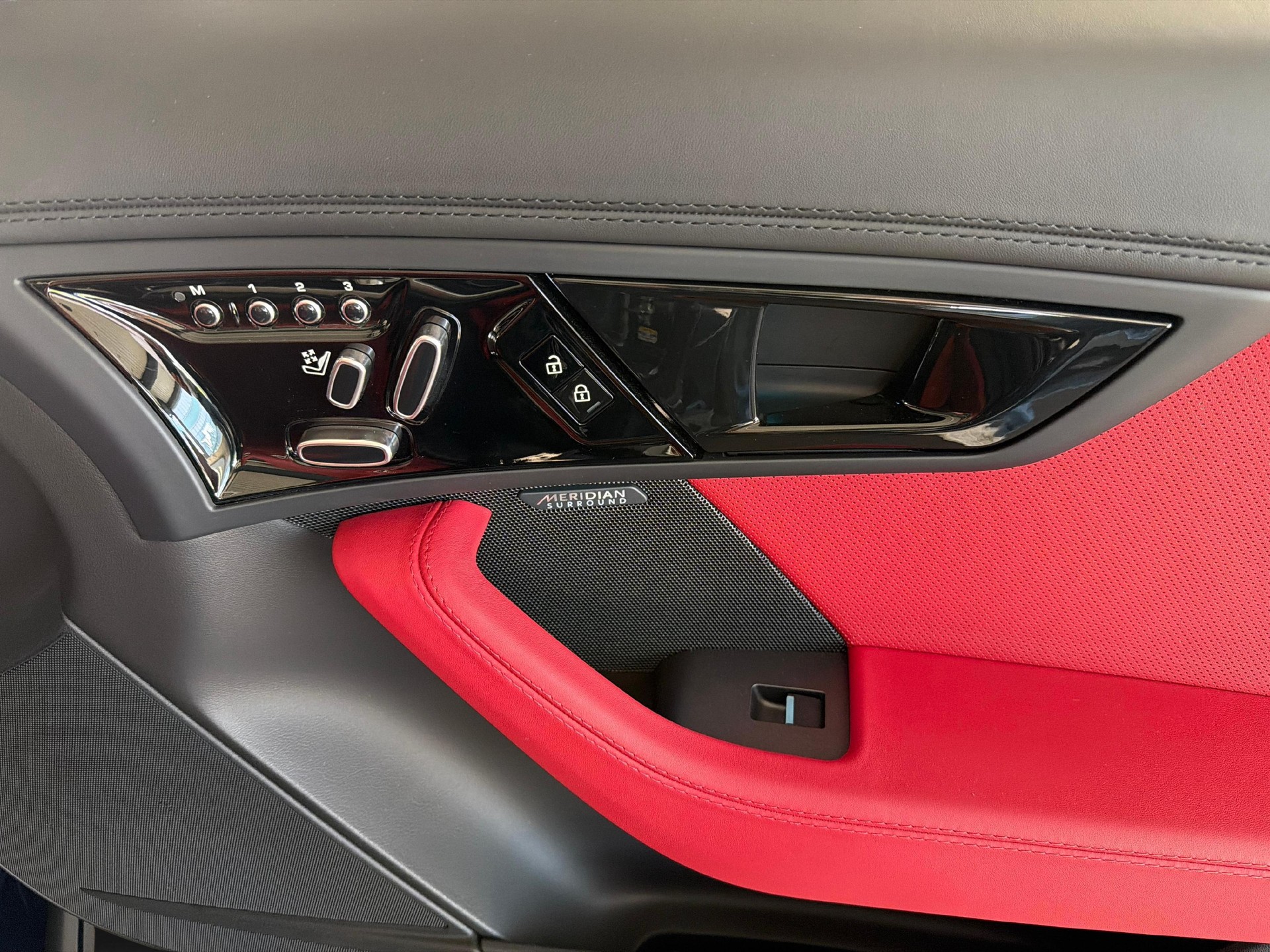 JAGUAR F-Type Convertible 5.0 V8 R AWD ZP Edition einer von 150-image-10