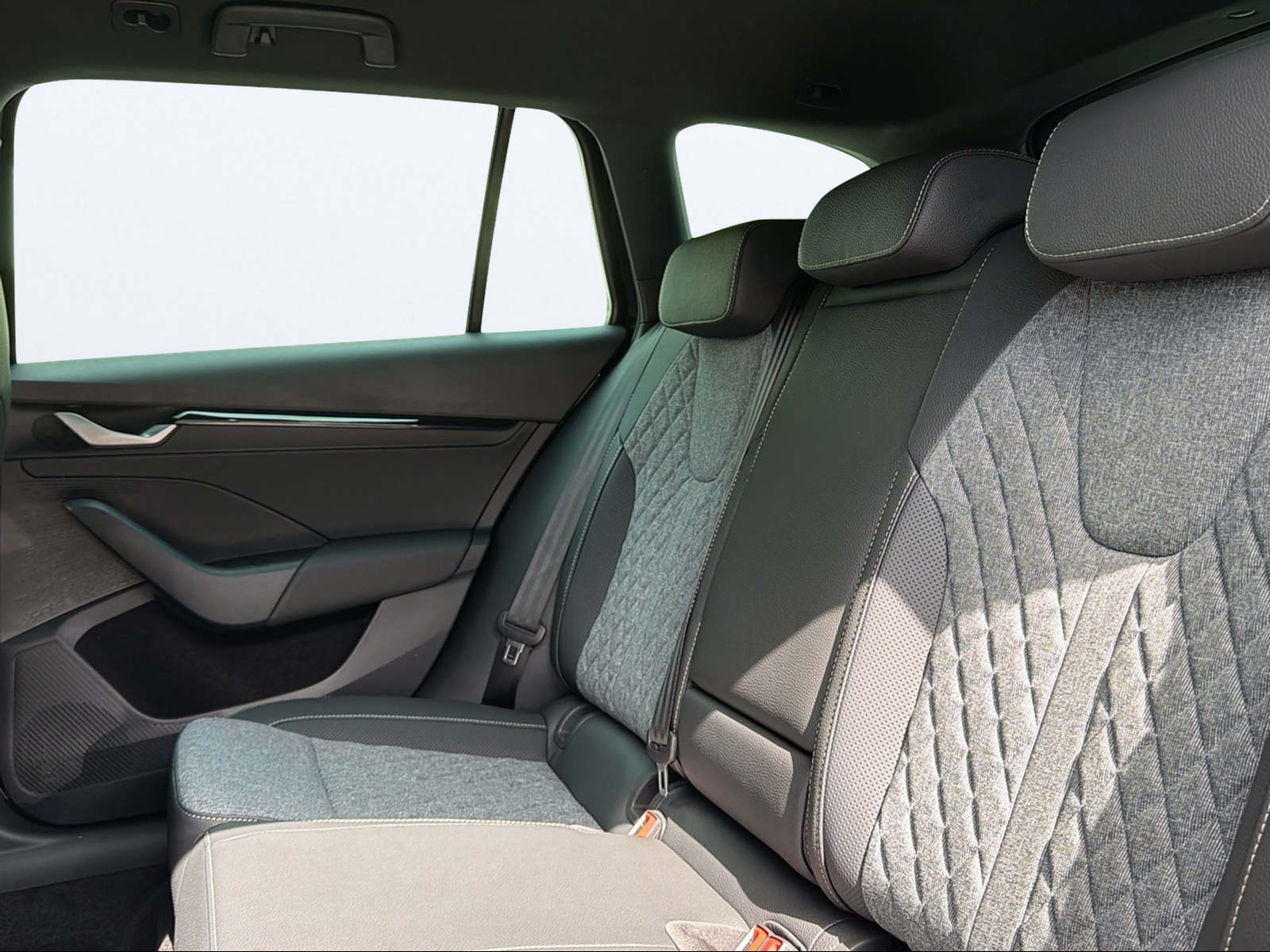SKODA Octavia Combi 2.0 TSI DSG Dynamic 4x4-image-13