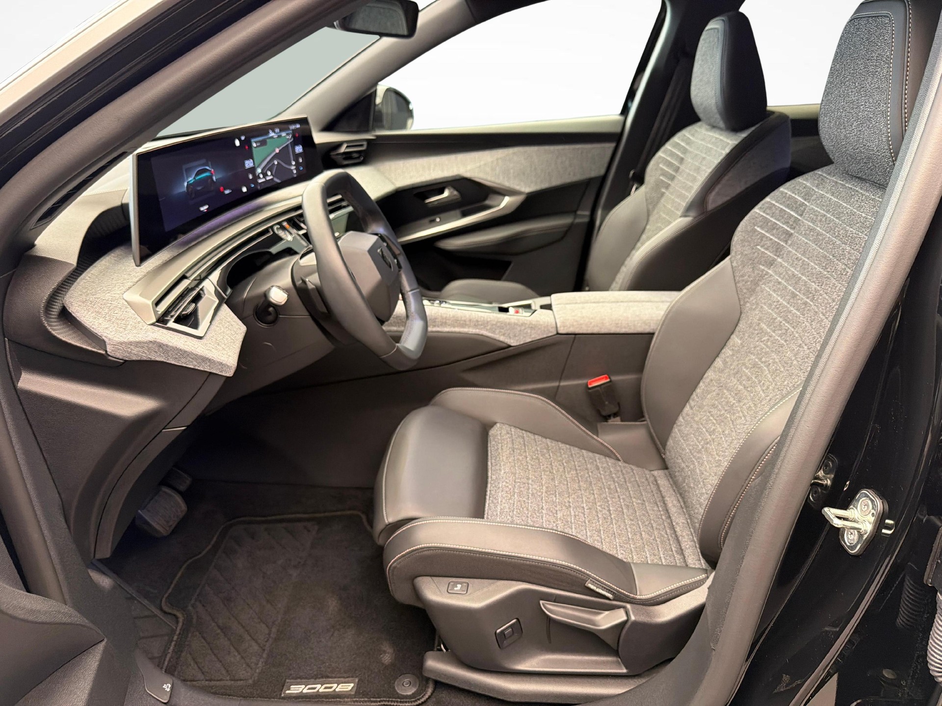 PEUGEOT 3008 1.2 Hybrid Allure-image-9