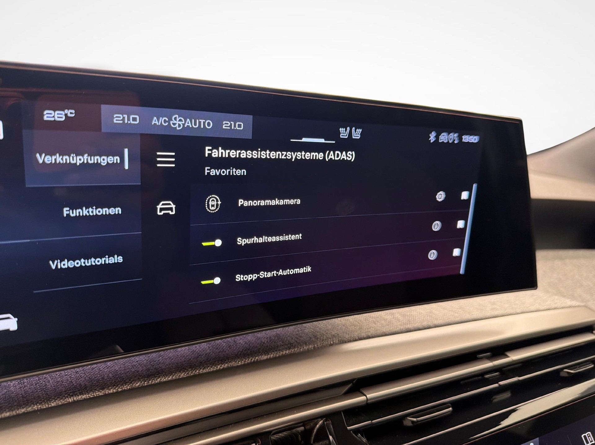 PEUGEOT 3008 1.2 Hybrid Allure-image-16