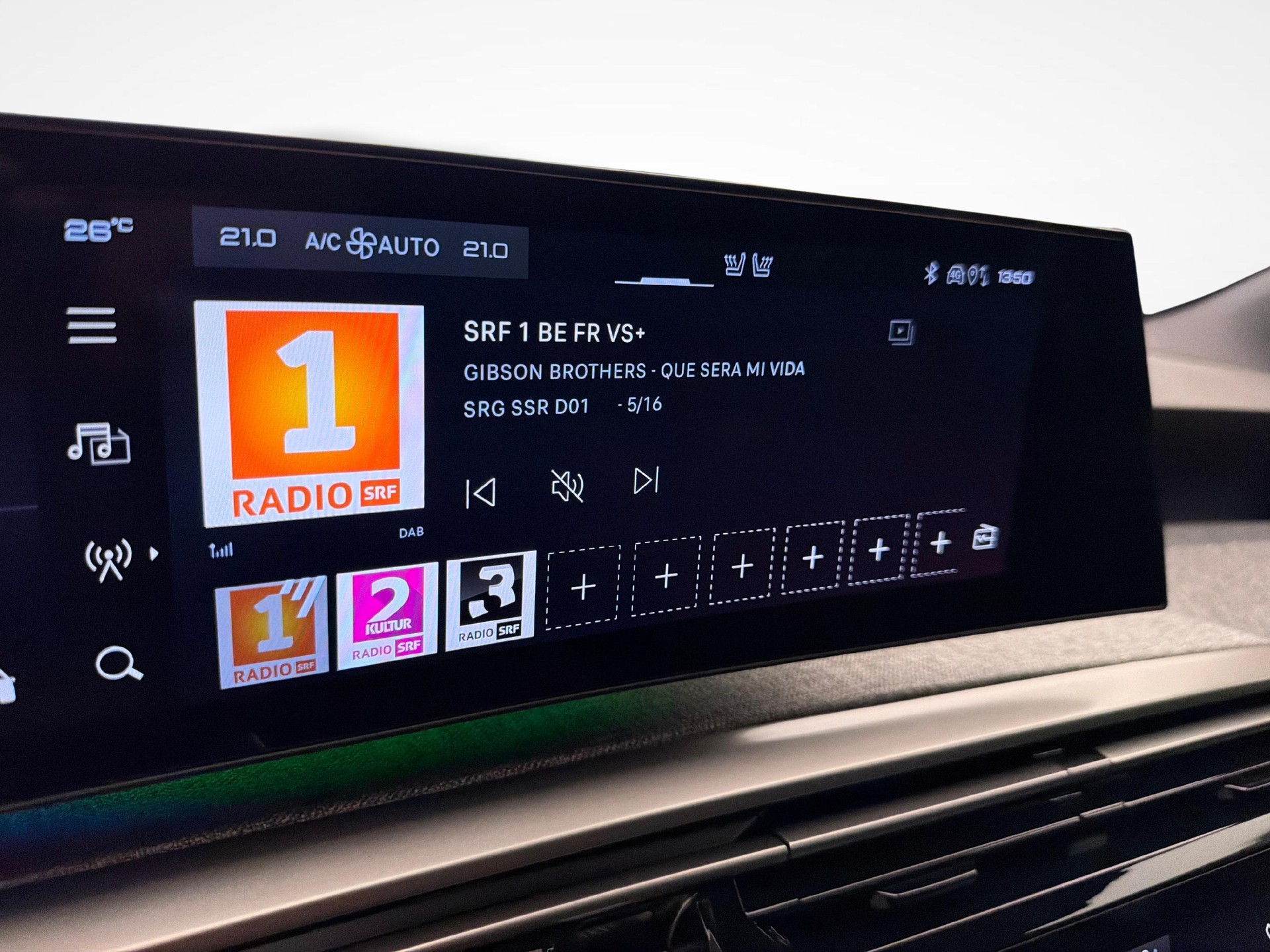PEUGEOT 3008 1.2 Hybrid Allure-image-17