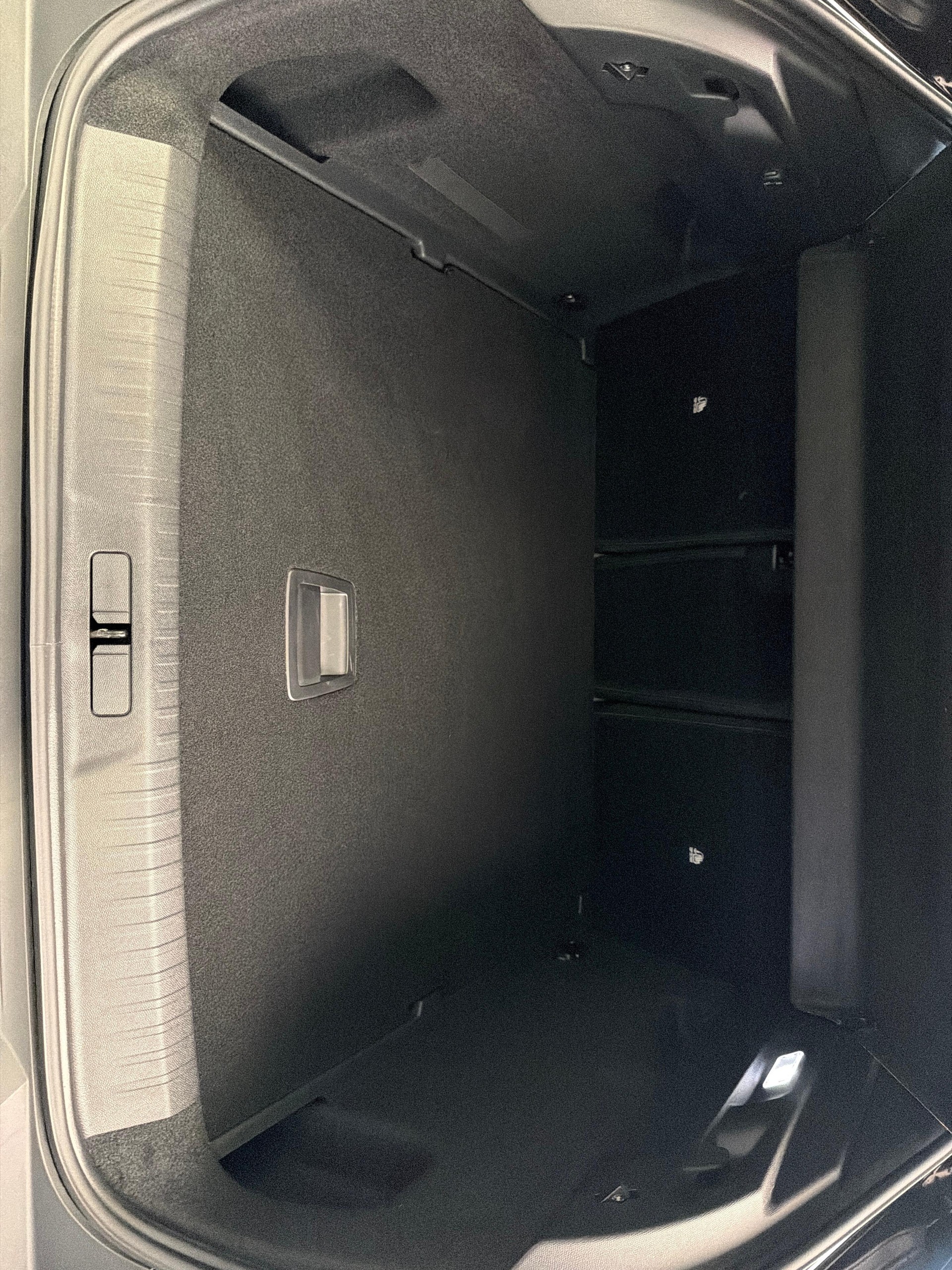 PEUGEOT 3008 1.2 Hybrid Allure-image-11