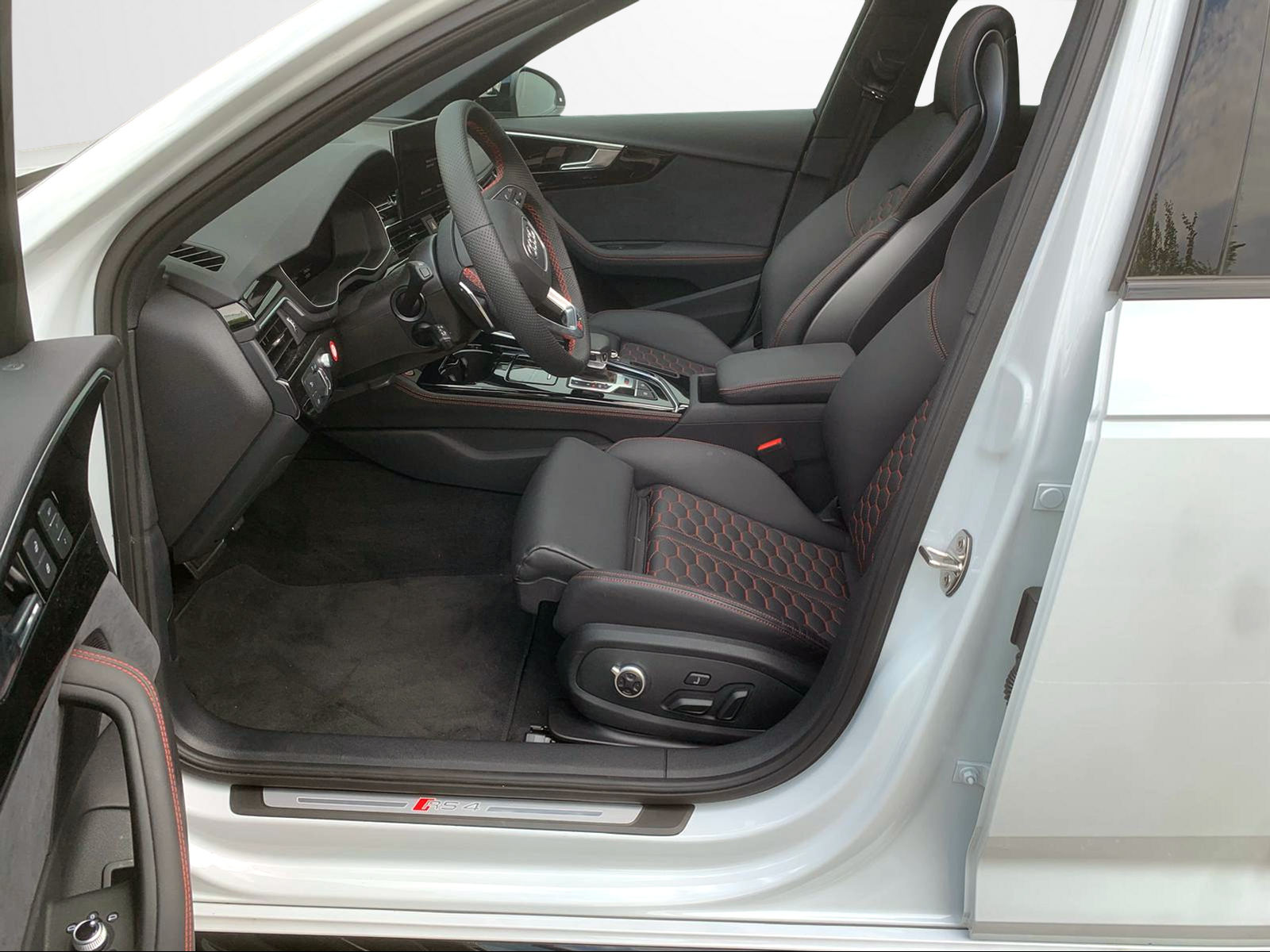 AUDI RS4 Avant quattro tiptronic-image-4