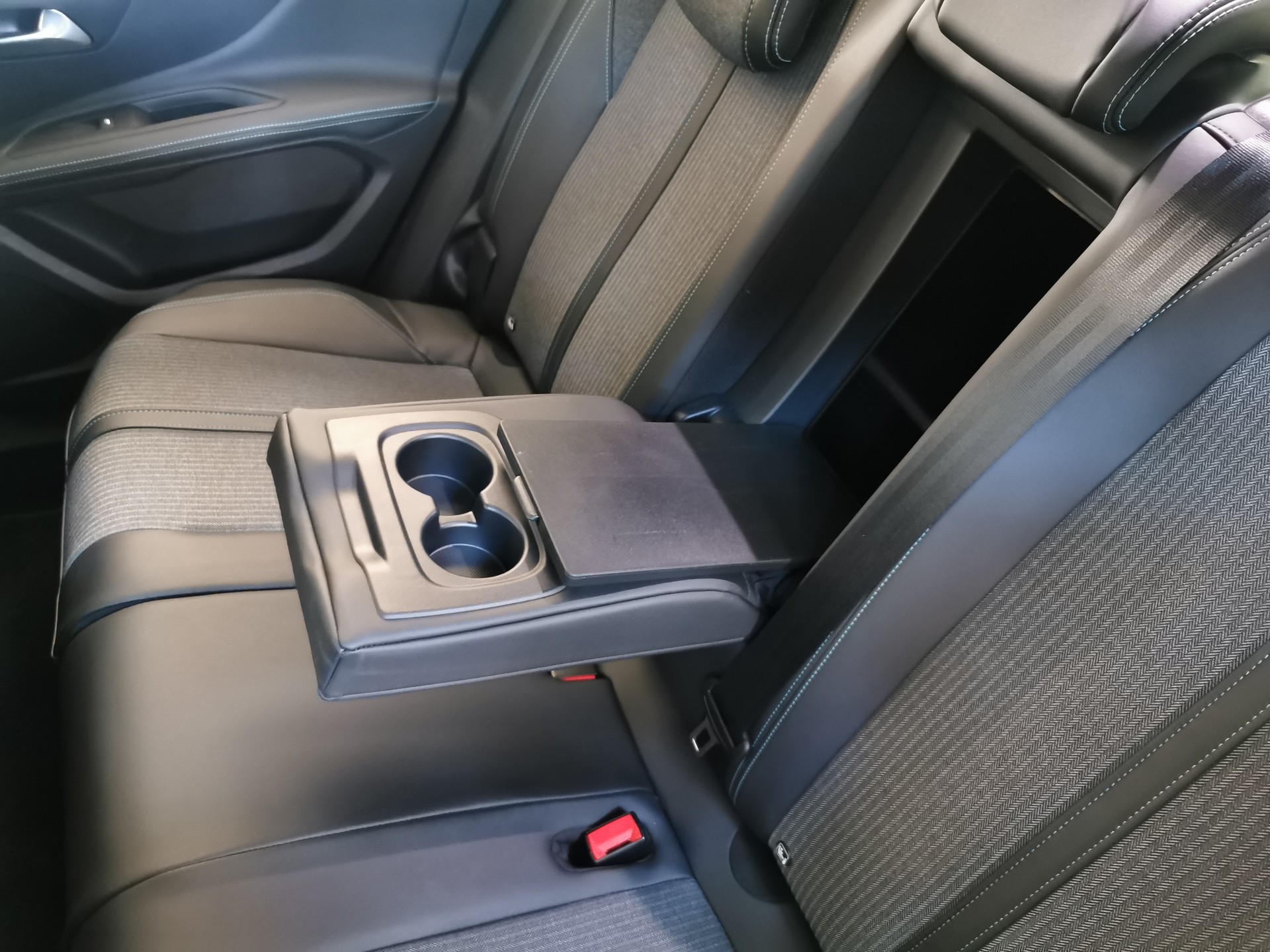 PEUGEOT 3008 1.2 PureTech Allure Pack EAT8-image-10