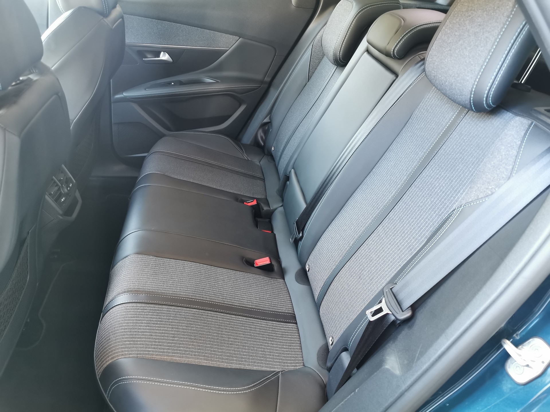 PEUGEOT 3008 1.2 PureTech Allure Pack EAT8-image-5