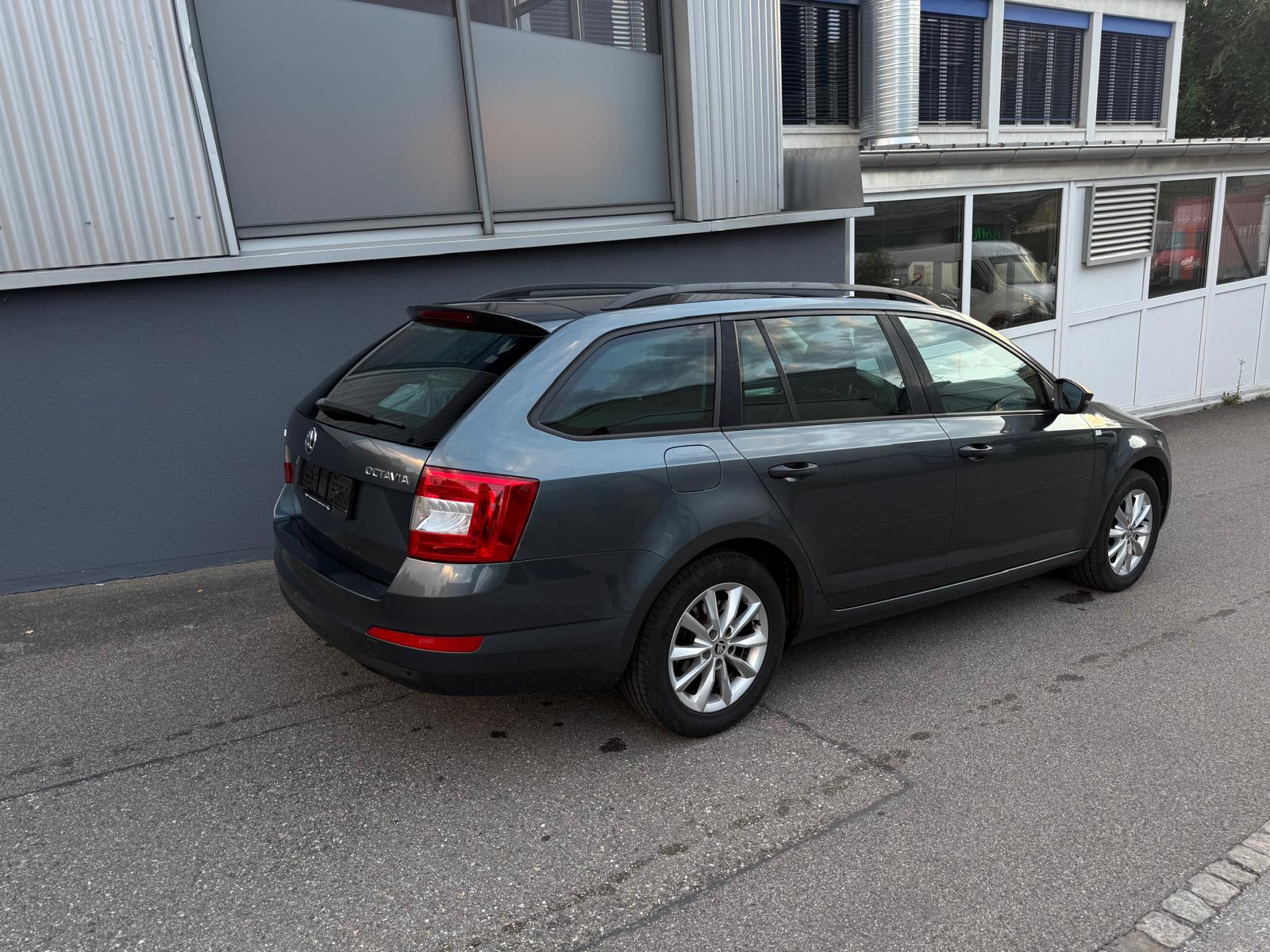 SKODA Octavia Combi 1.4 TSI Active-image-1
