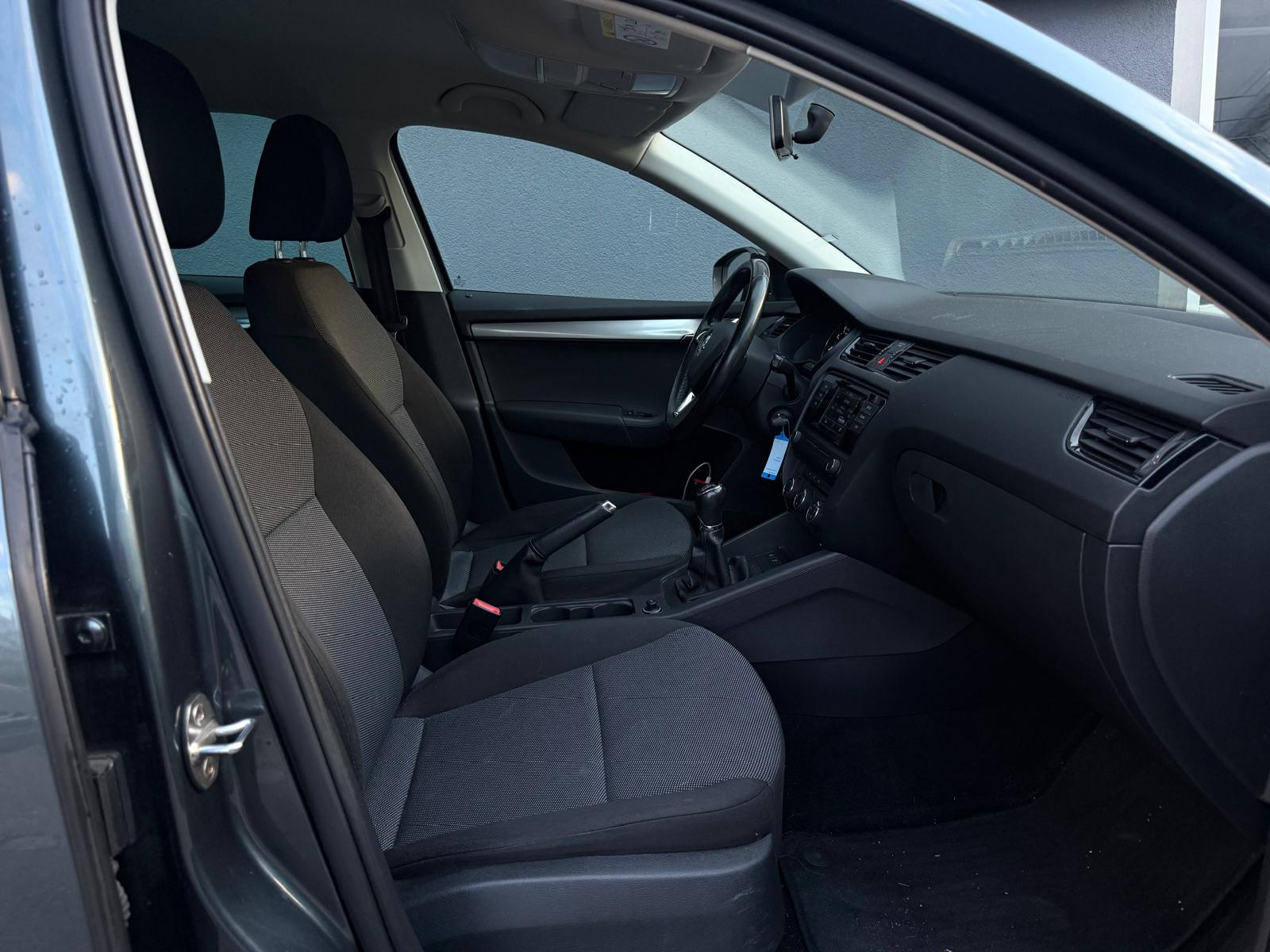 SKODA Octavia Combi 1.4 TSI Active-image-9