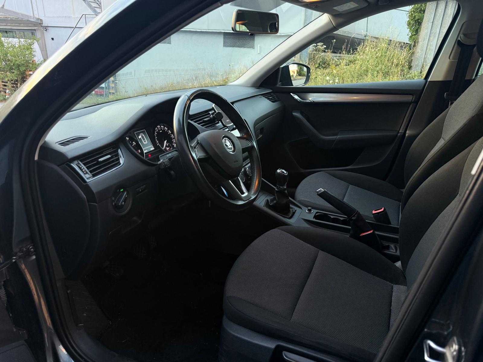 SKODA Octavia Combi 1.4 TSI Active-image-7