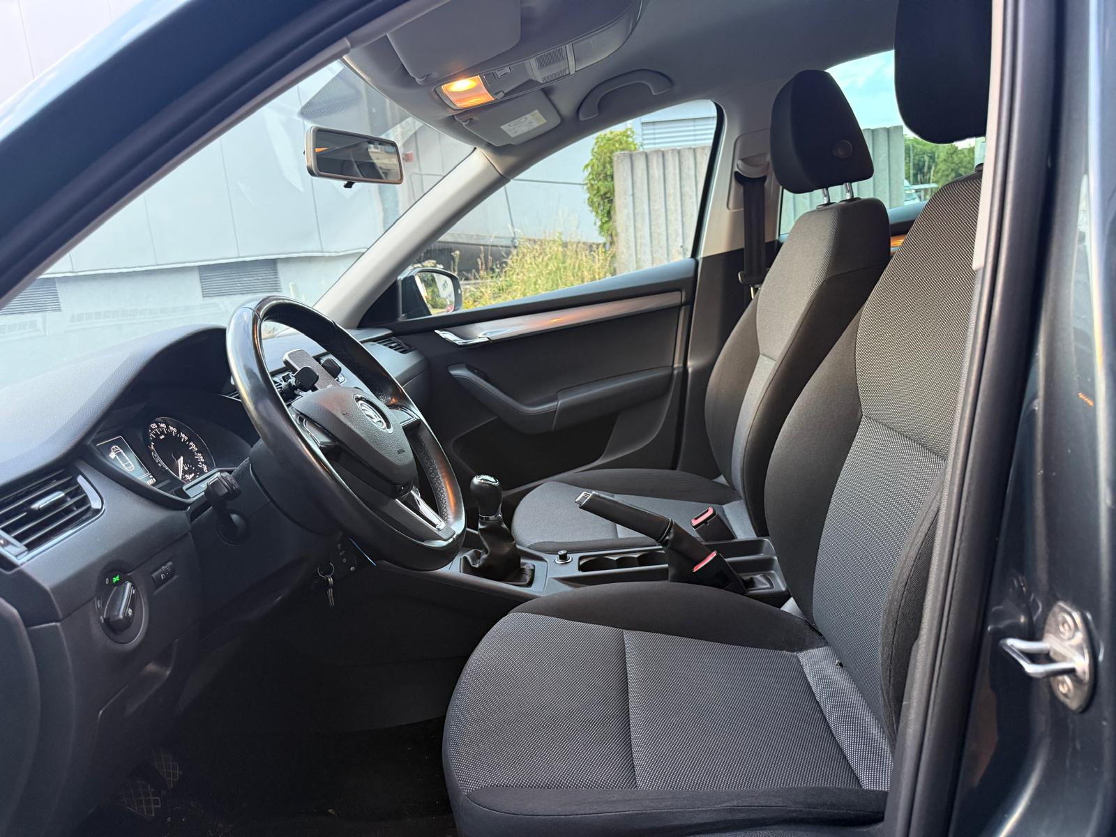 SKODA Octavia Combi 1.4 TSI Active-image-8