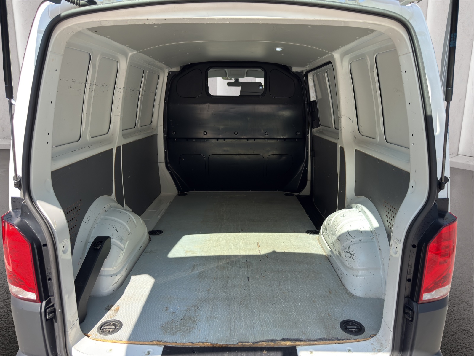 VW T6.1 2.0 TDI Entry-image-9