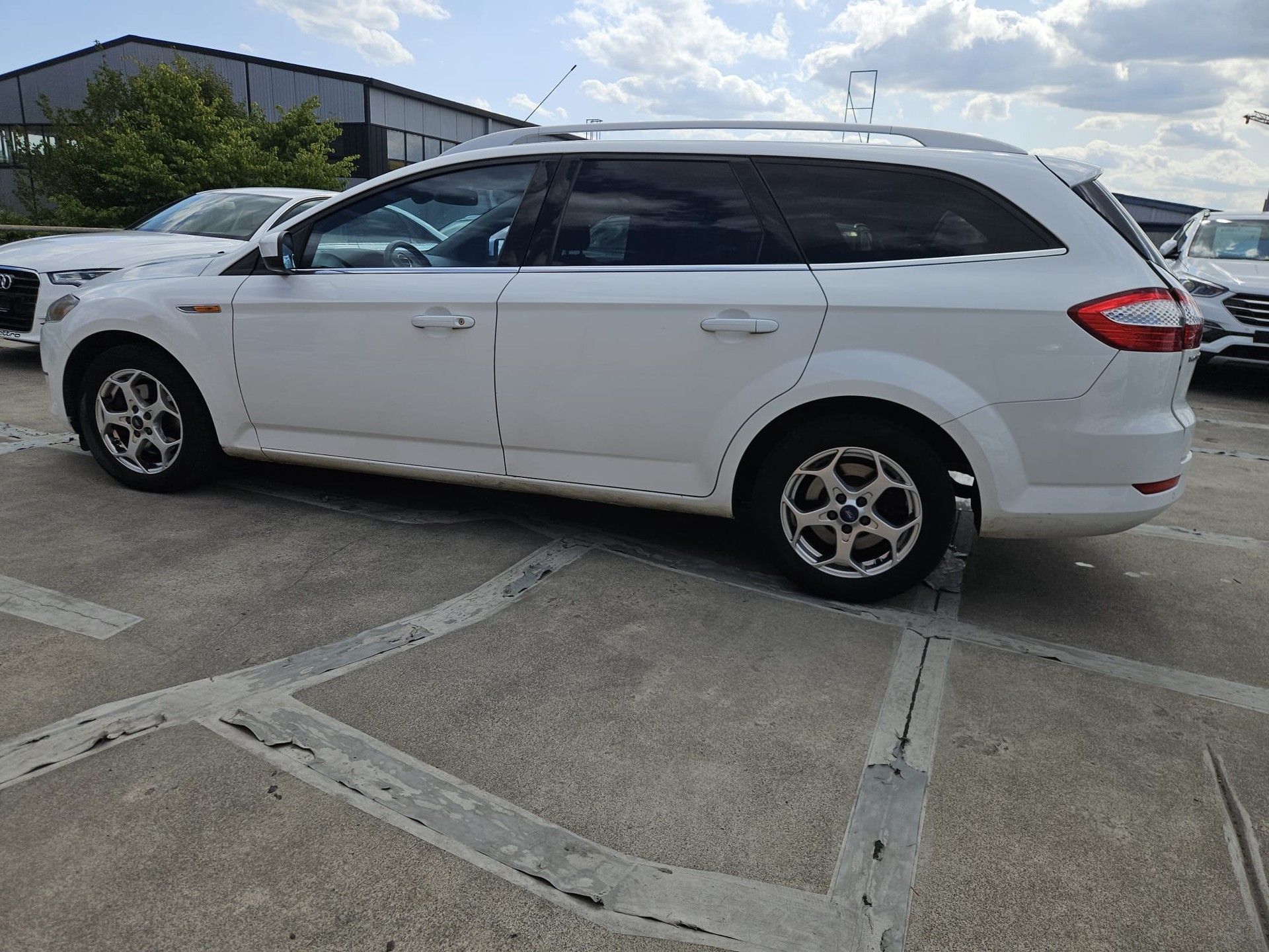 FORD Mondeo 2.3i 16V Ghia Automatic-showroom-element-1