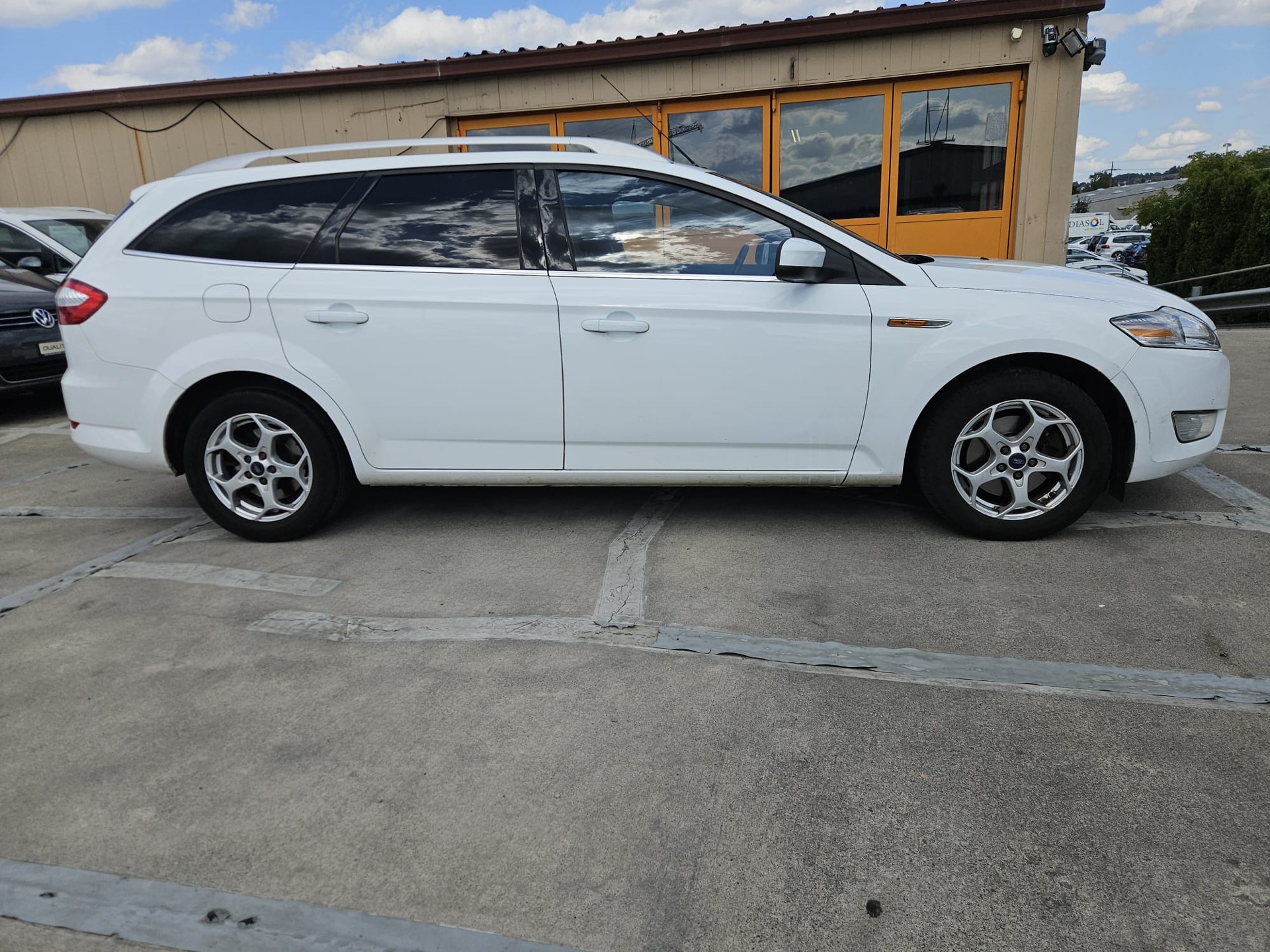 FORD Mondeo 2.3i 16V Ghia Automatic-image-4