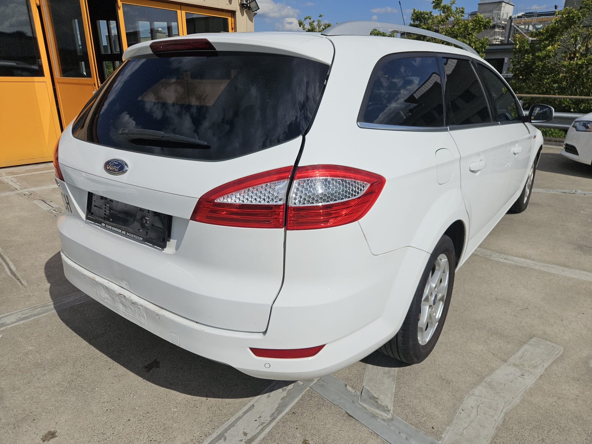 FORD Mondeo 2.3i 16V Ghia Automatic-showroom-element-3