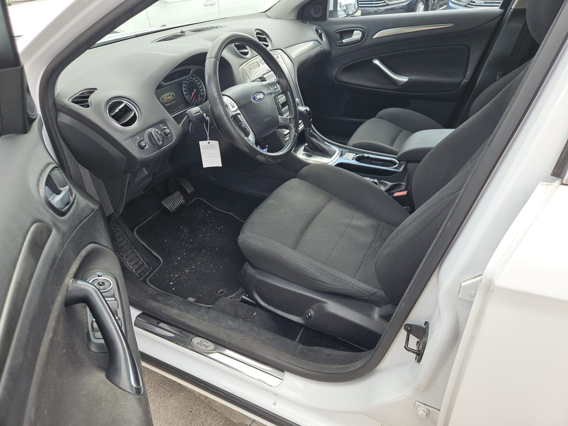FORD Mondeo 2.3i 16V Ghia Automatic-image-8