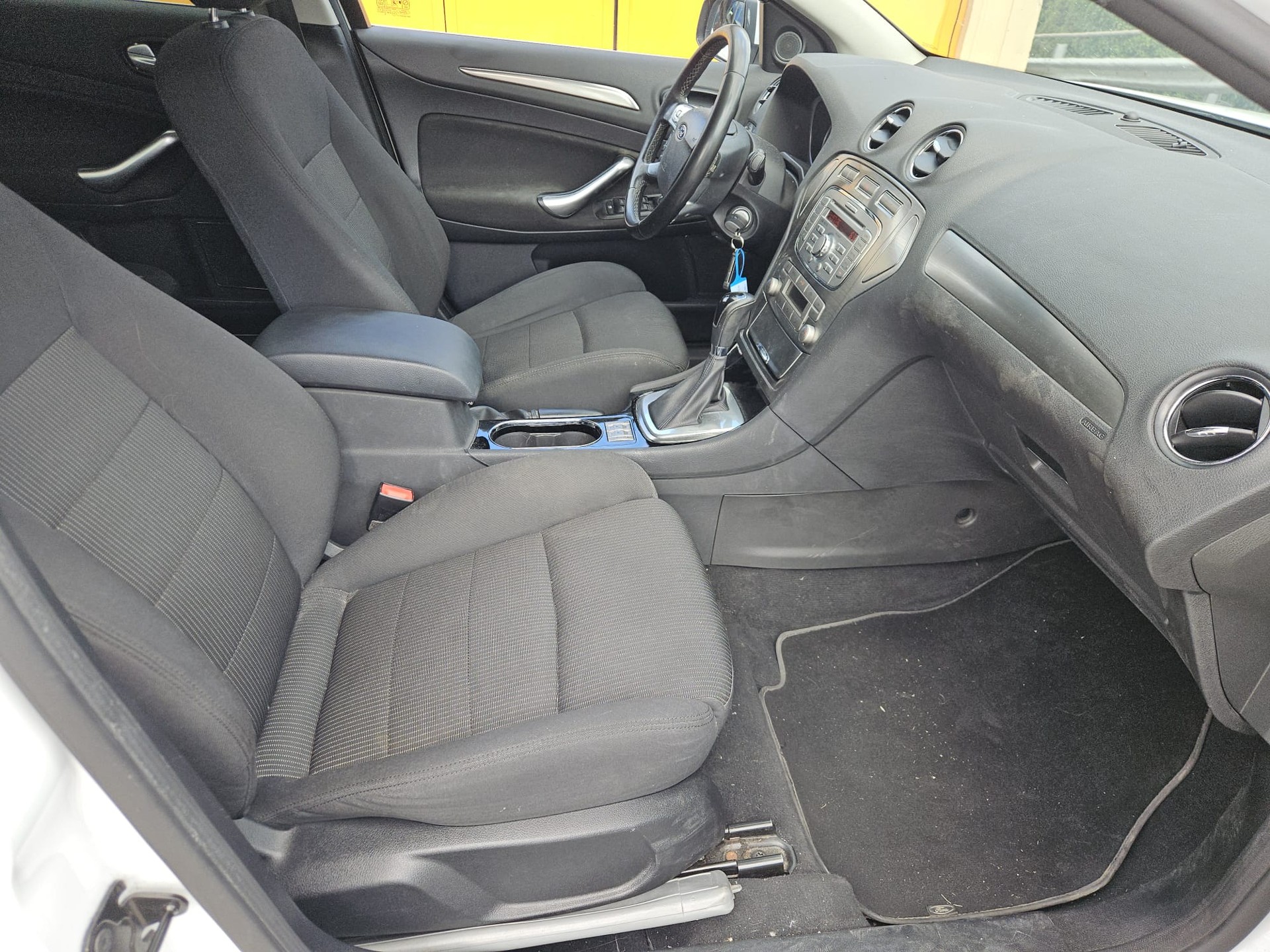 FORD Mondeo 2.3i 16V Ghia Automatic-image-6
