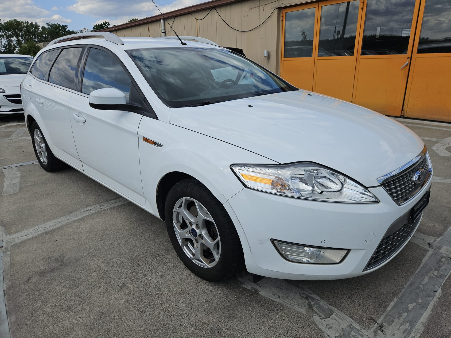 FORD Mondeo 2.3i 16V Ghia Automatic-image-5