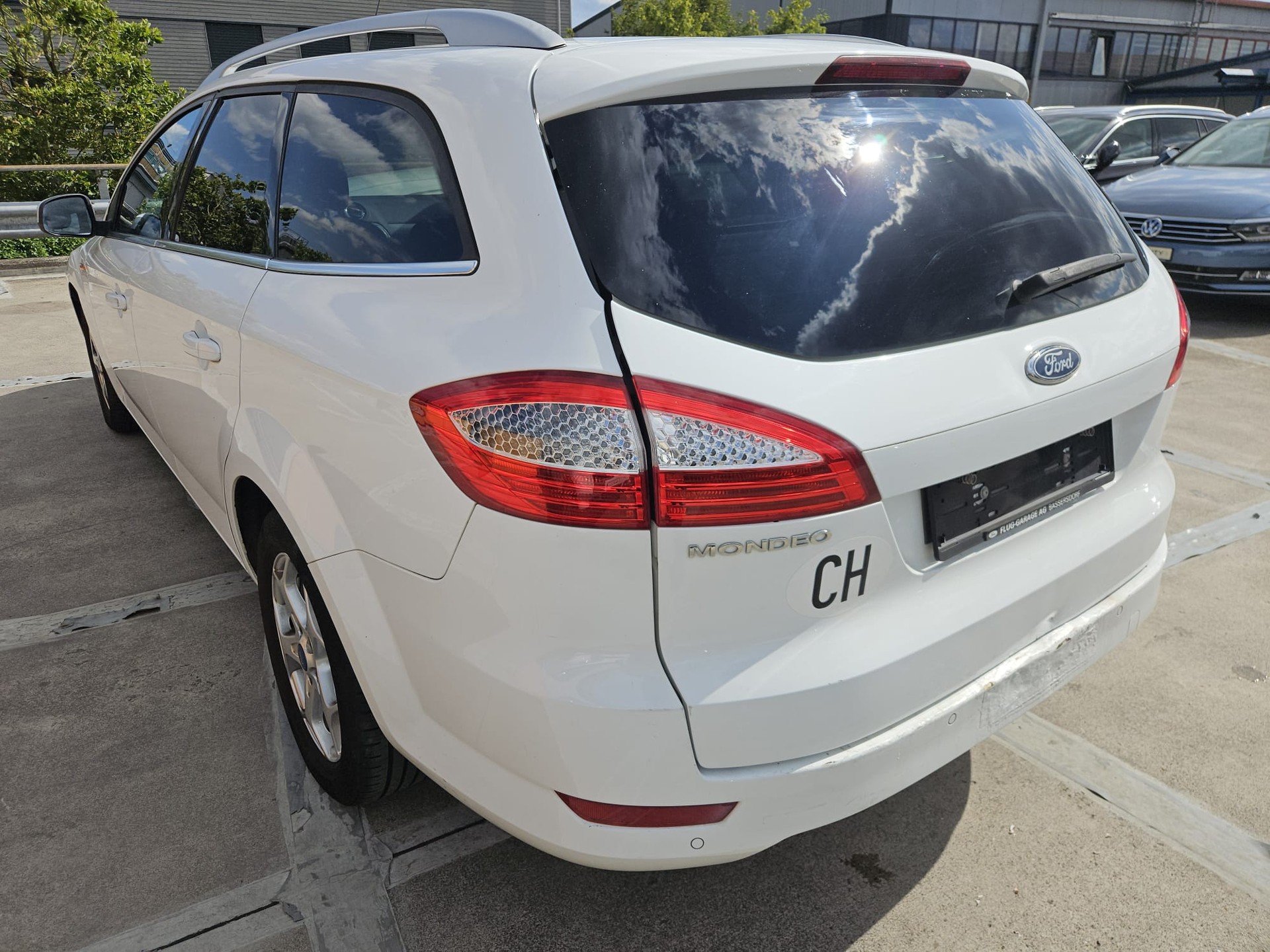 FORD Mondeo 2.3i 16V Ghia Automatic-showroom-element-2