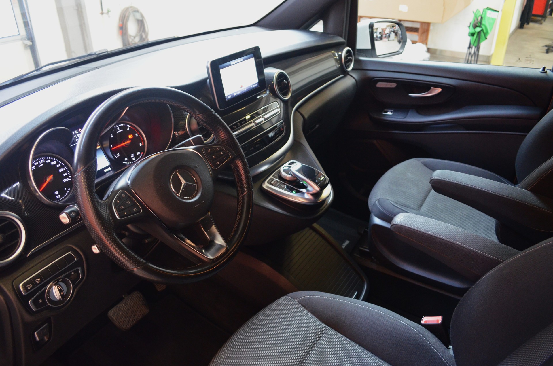 MERCEDES-BENZ V 220 d kompakt 4Matic 7G-Tronic-image-8