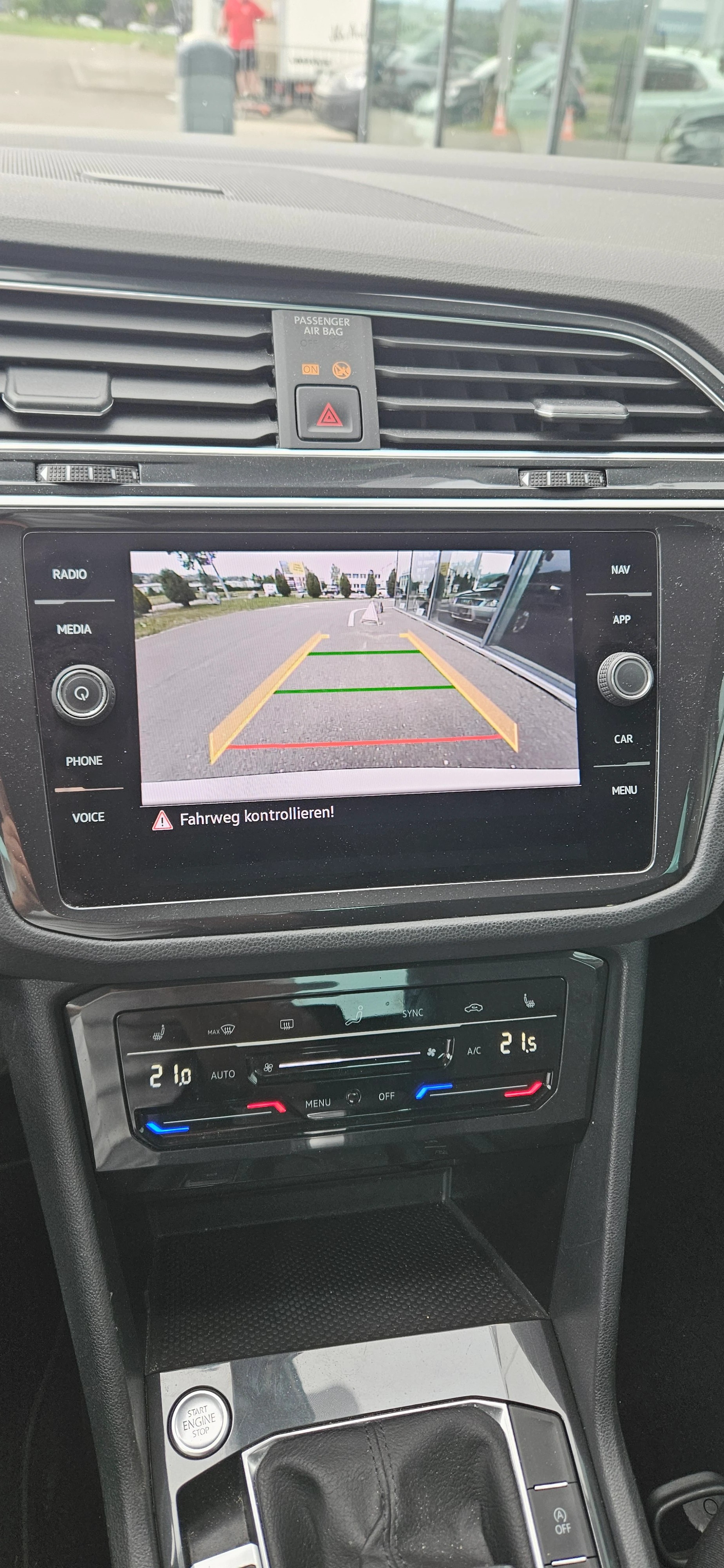 VW Tiguan 2.0 TDI SCR Life 4Motion DSG-image-11