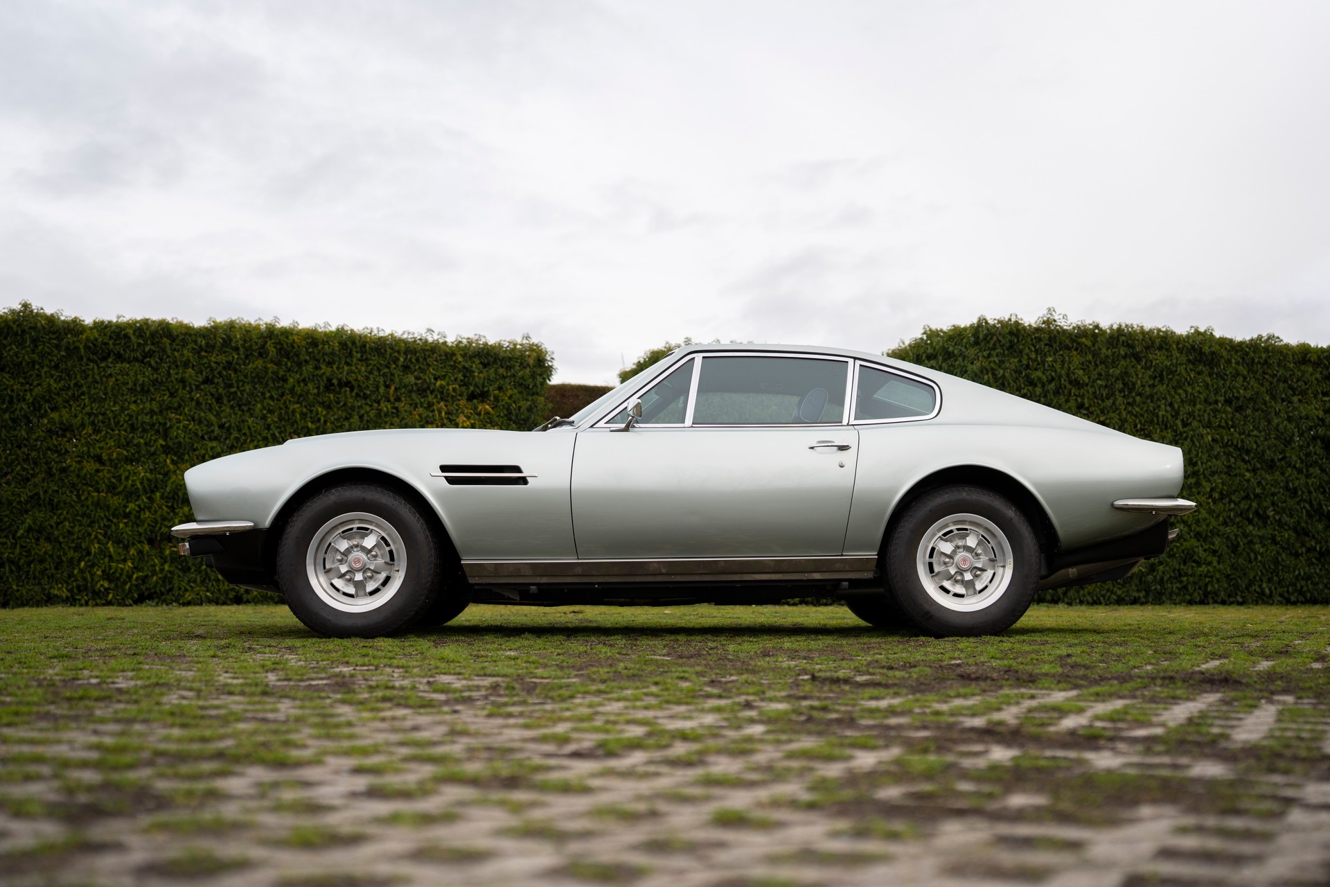 ASTON MARTIN V8 Series 3-image-1