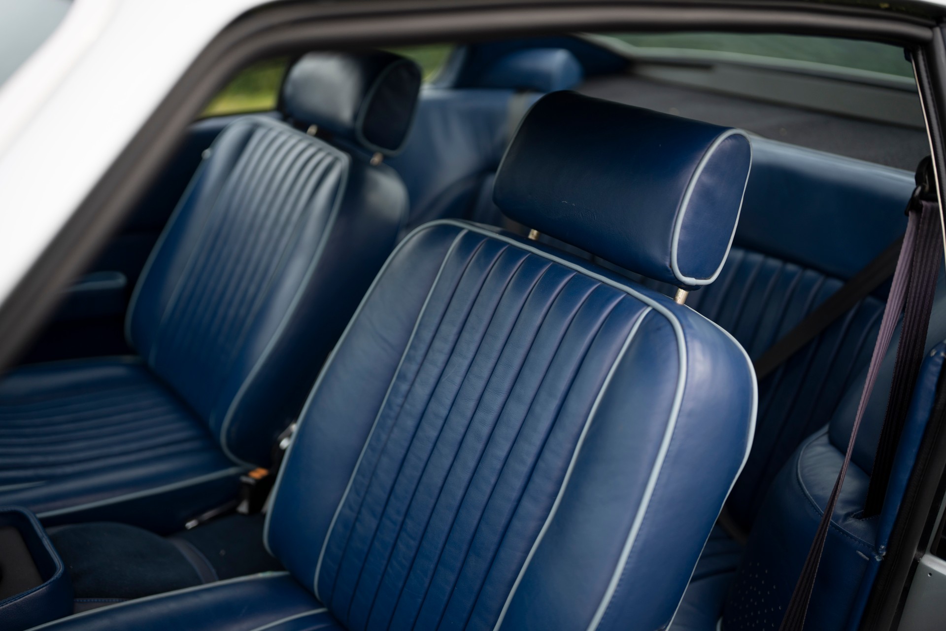 ASTON MARTIN V8 Series 3-image-9