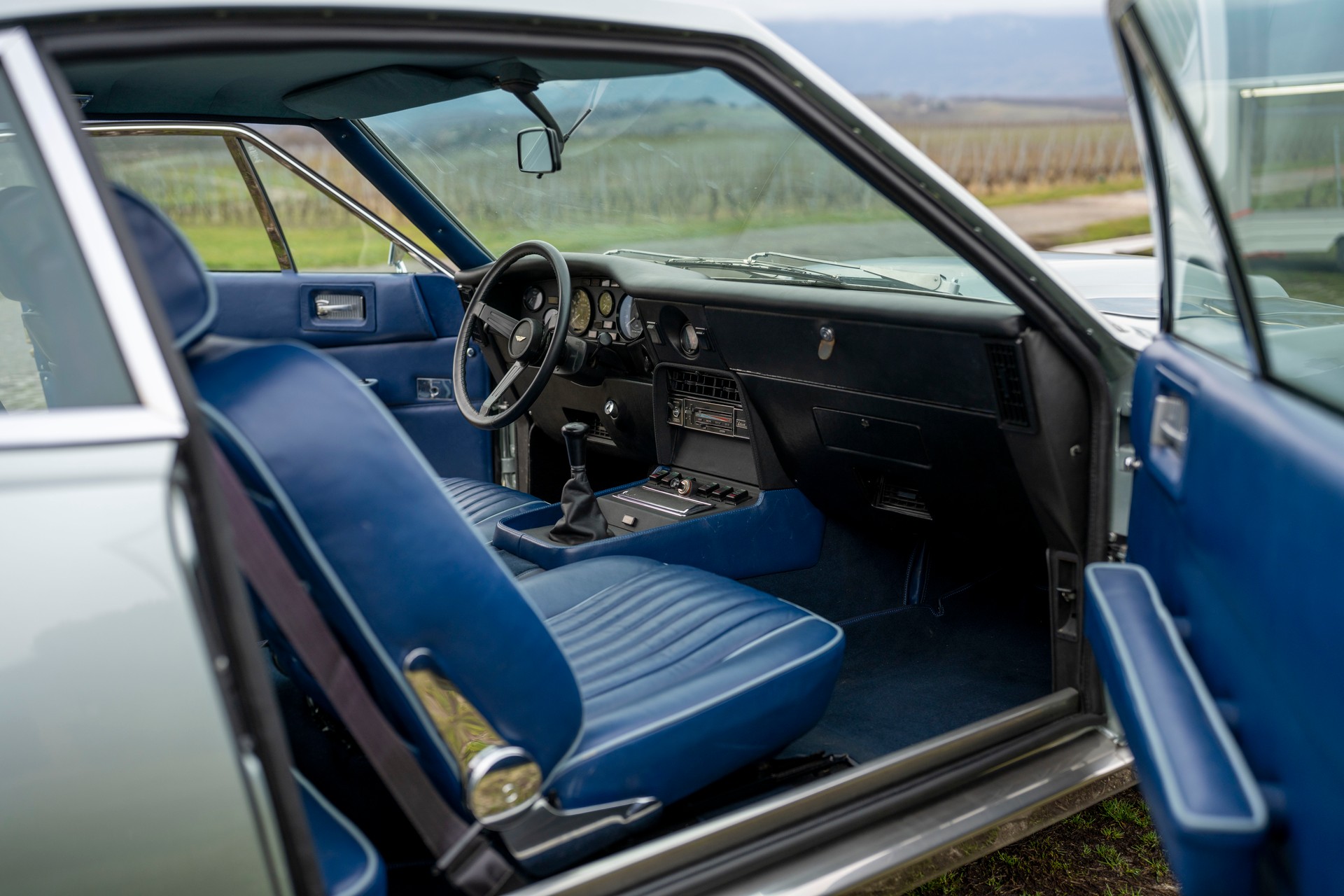 ASTON MARTIN V8 Series 3-image-10