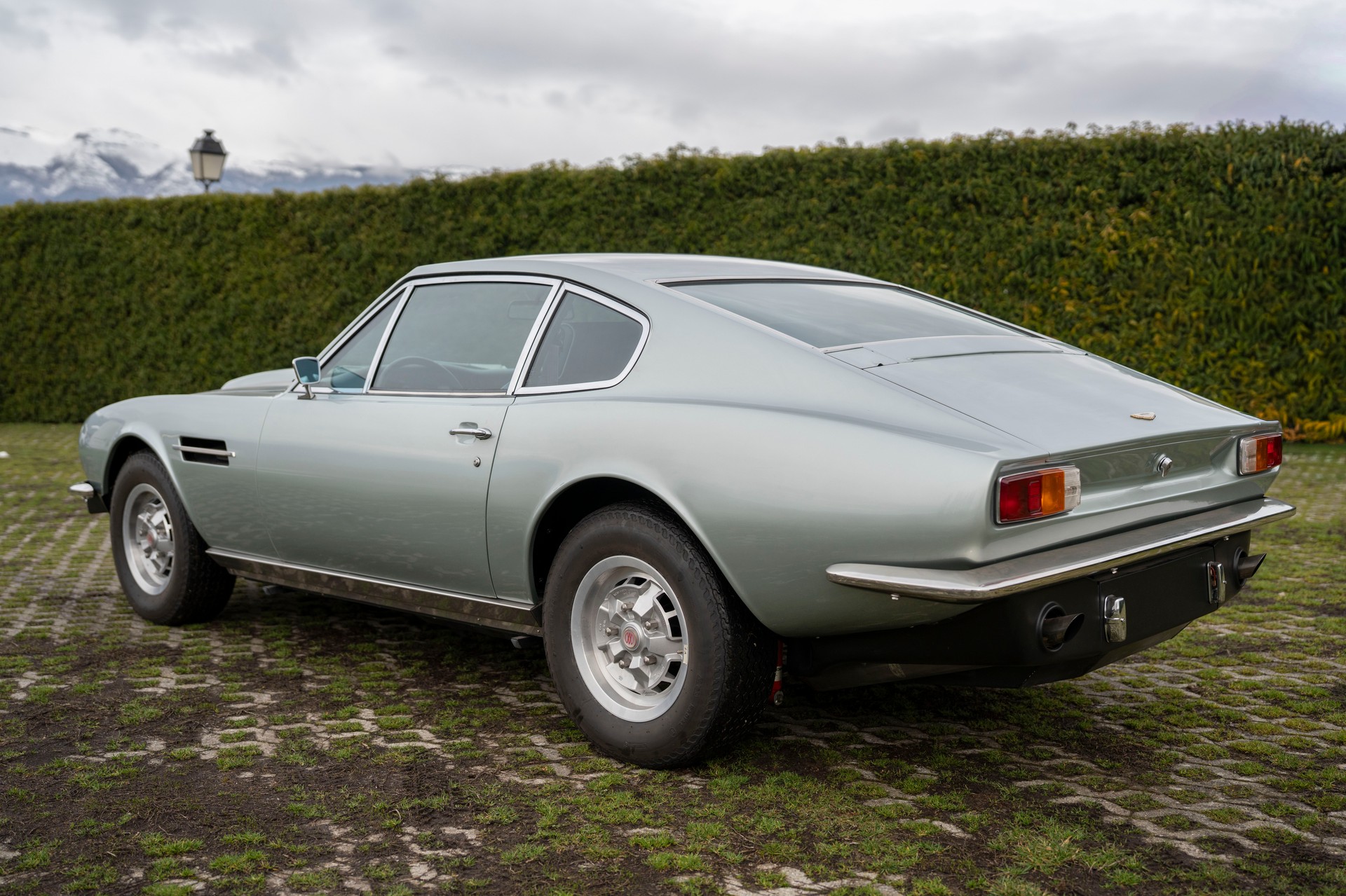 ASTON MARTIN V8 Series 3-image-2