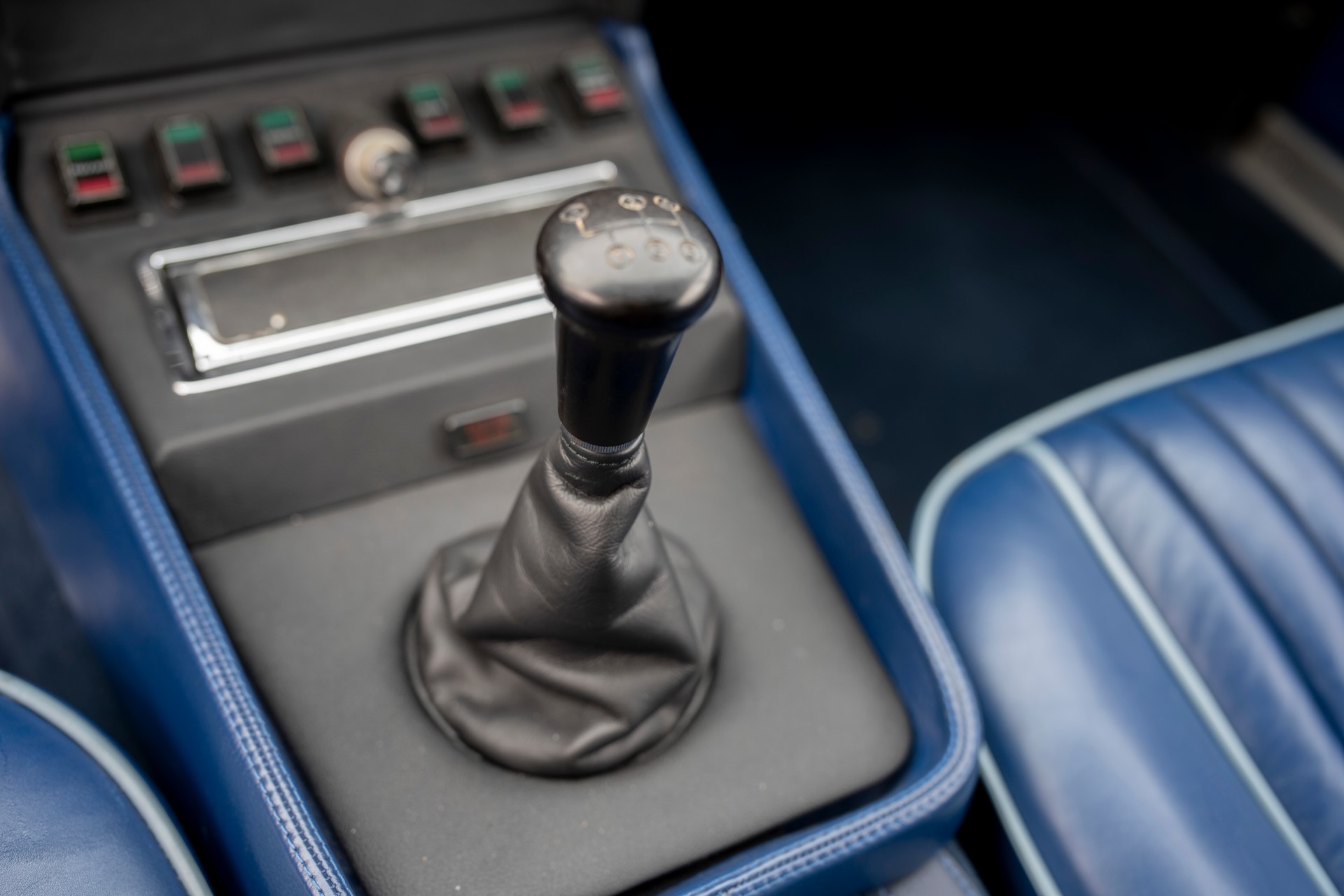 ASTON MARTIN V8 Series 3-image-12