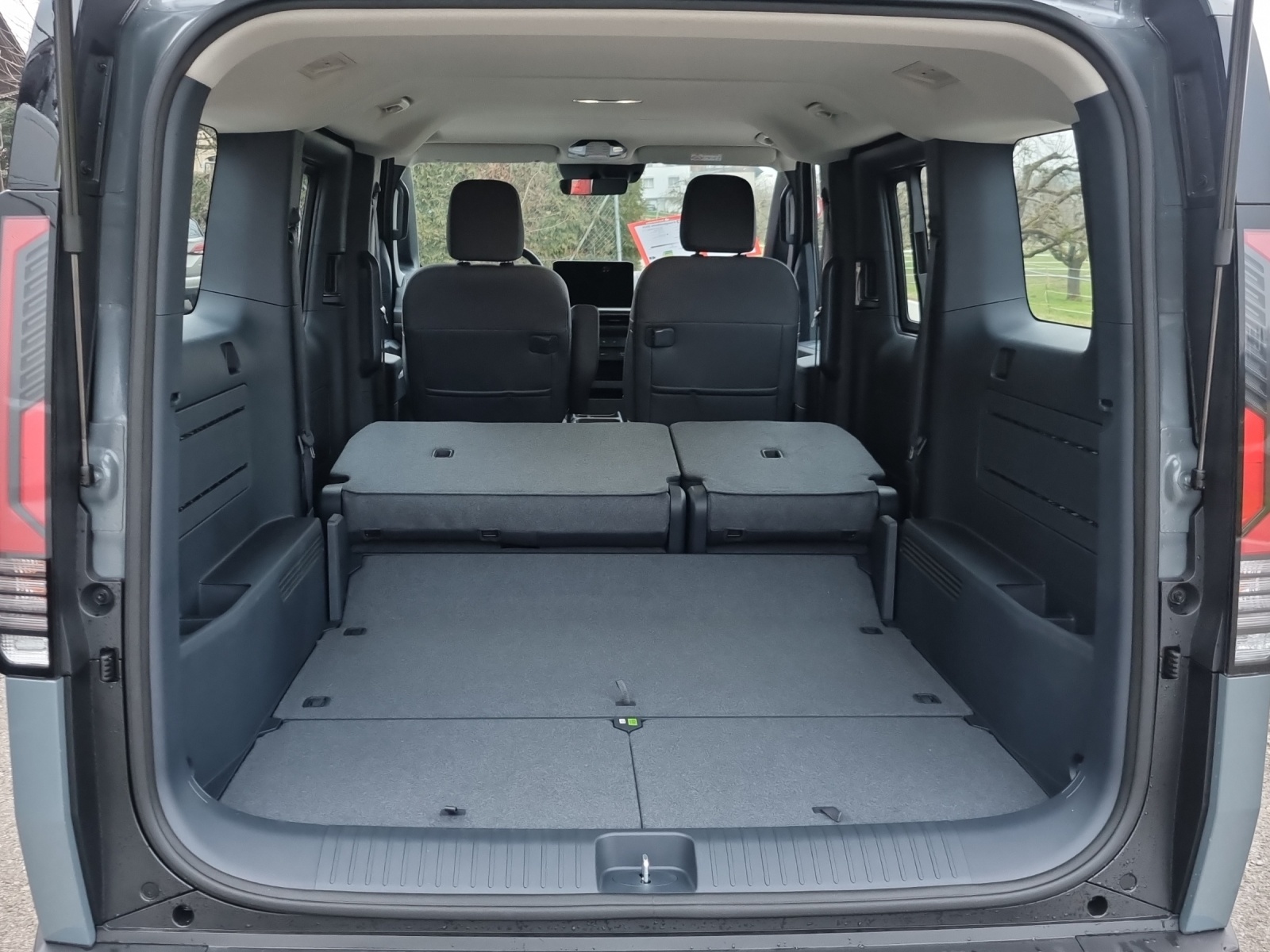 KIA PV5 Passenger 71.2 kWh Plus-image-9