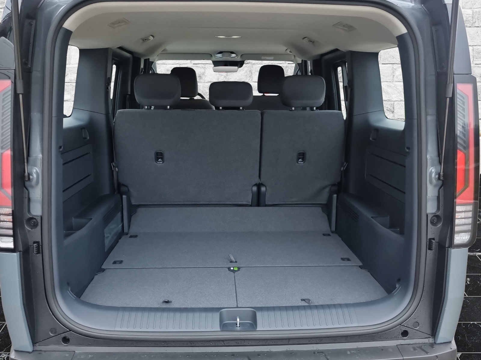 KIA PV5 Passenger 71.2 kWh Plus-image-8