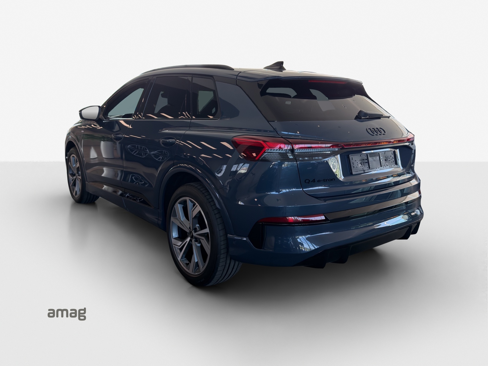AUDI Q4 e-tron SUV quattro performance Swiss Ski-image-2