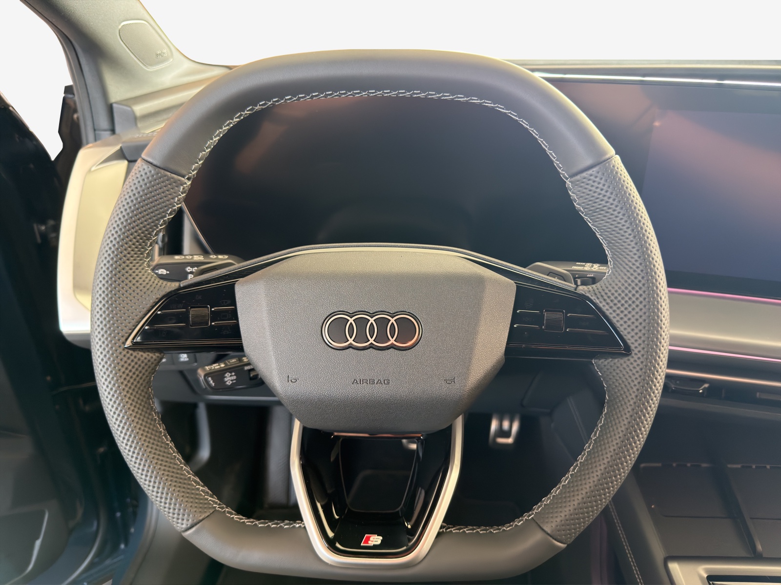 AUDI Q4 e-tron SUV quattro performance Swiss Ski-image-9
