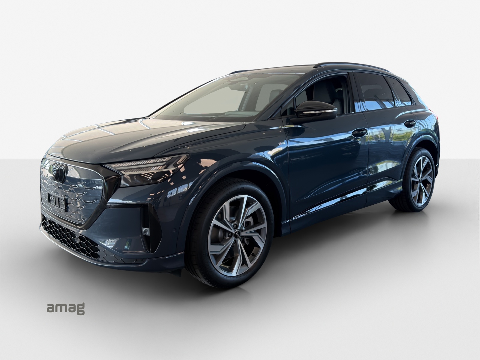 AUDI Q4 e-tron SUV quattro performance Swiss Ski-image-0