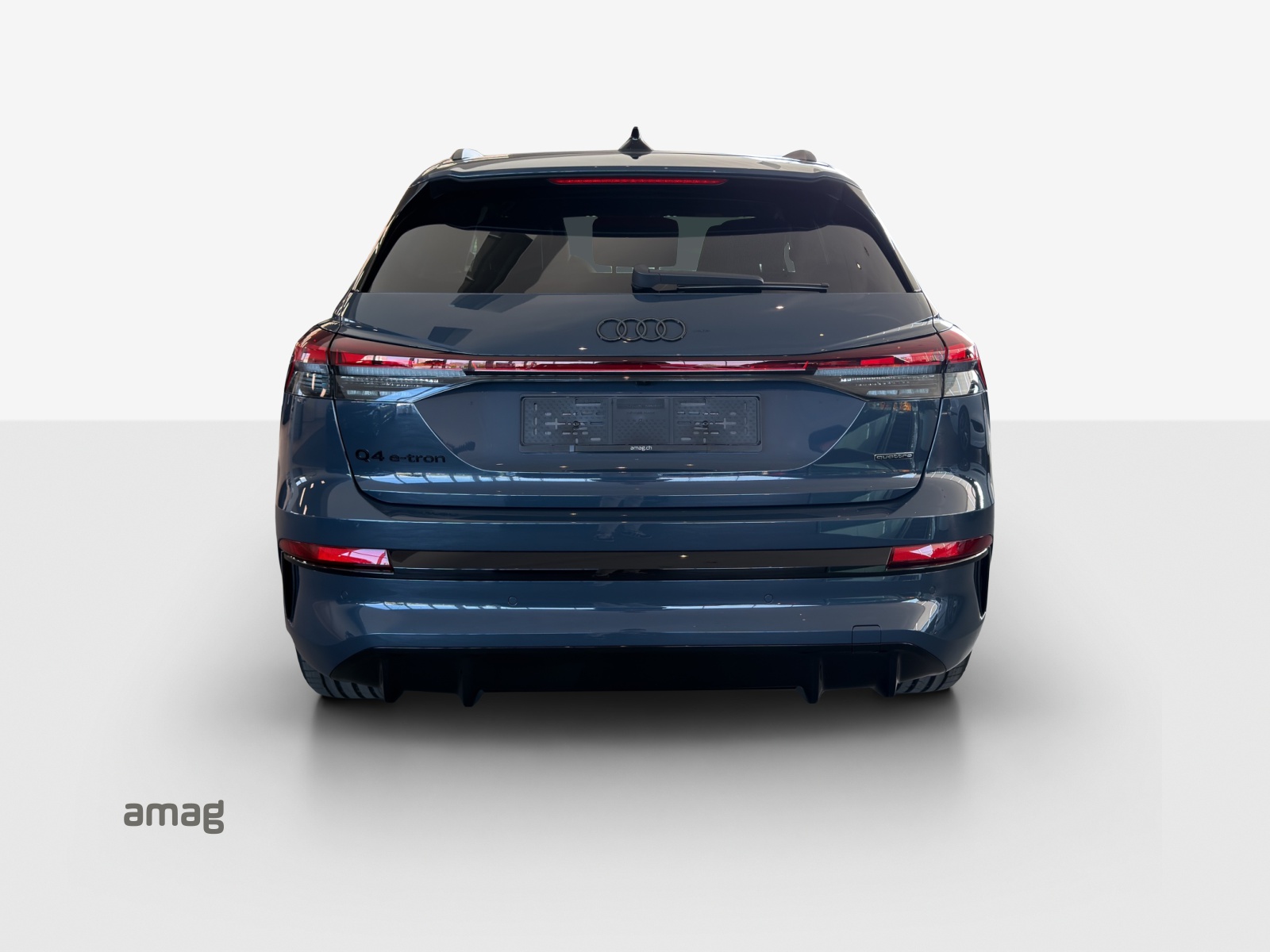 AUDI Q4 e-tron SUV quattro performance Swiss Ski-image-3