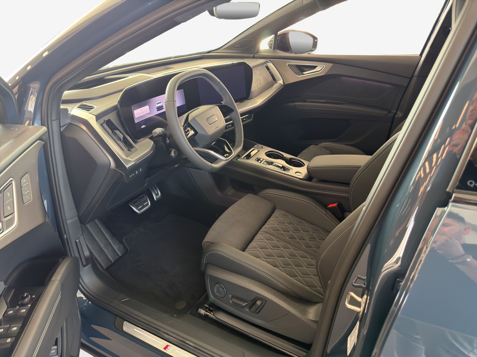 AUDI Q4 e-tron SUV quattro performance Swiss Ski-image-13
