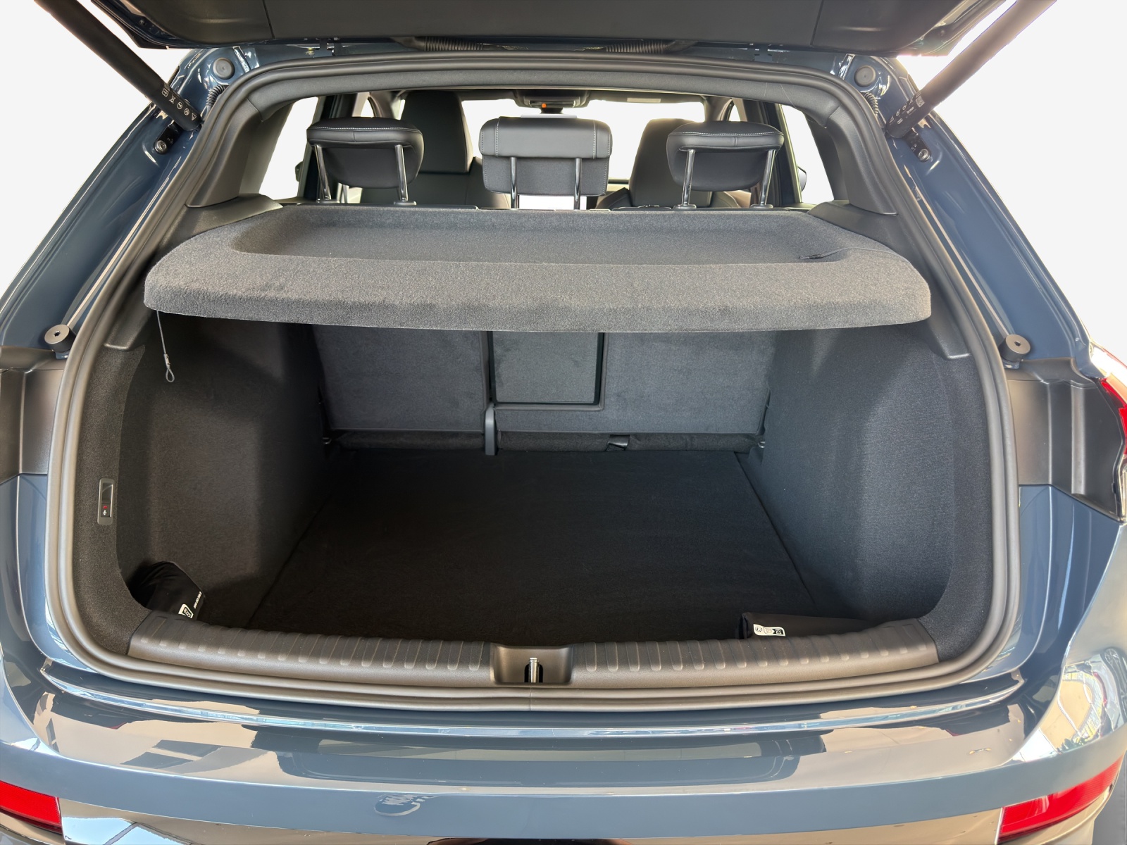 AUDI Q4 e-tron SUV quattro performance Swiss Ski-image-12