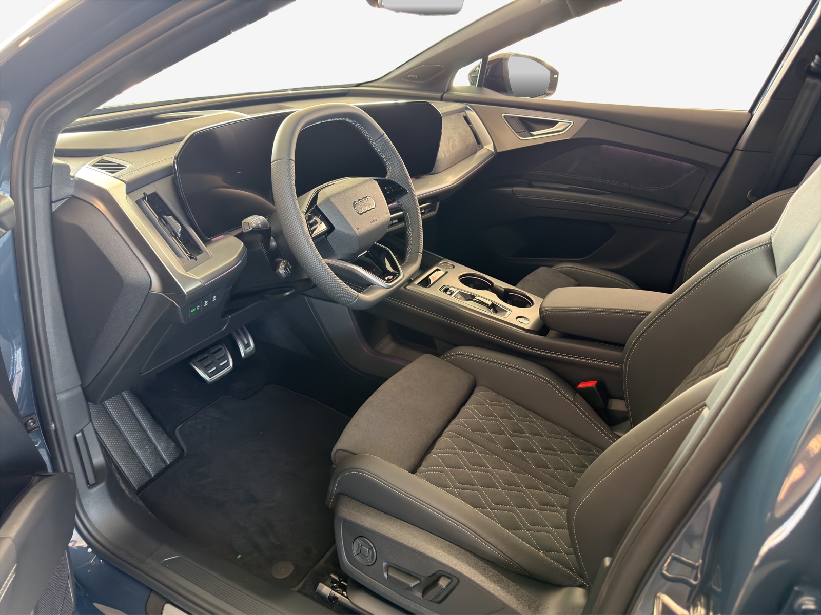AUDI Q4 e-tron SUV quattro performance Swiss Ski-image-7