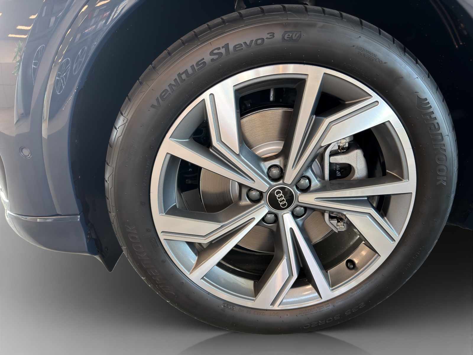 AUDI Q4 e-tron SUV quattro performance Swiss Ski-image-15