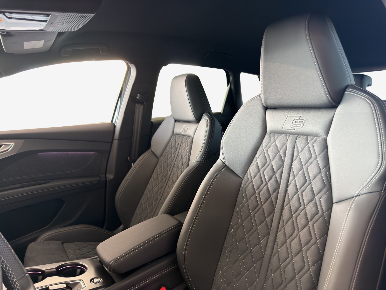 AUDI Q4 e-tron SUV quattro performance Swiss Ski-image-14
