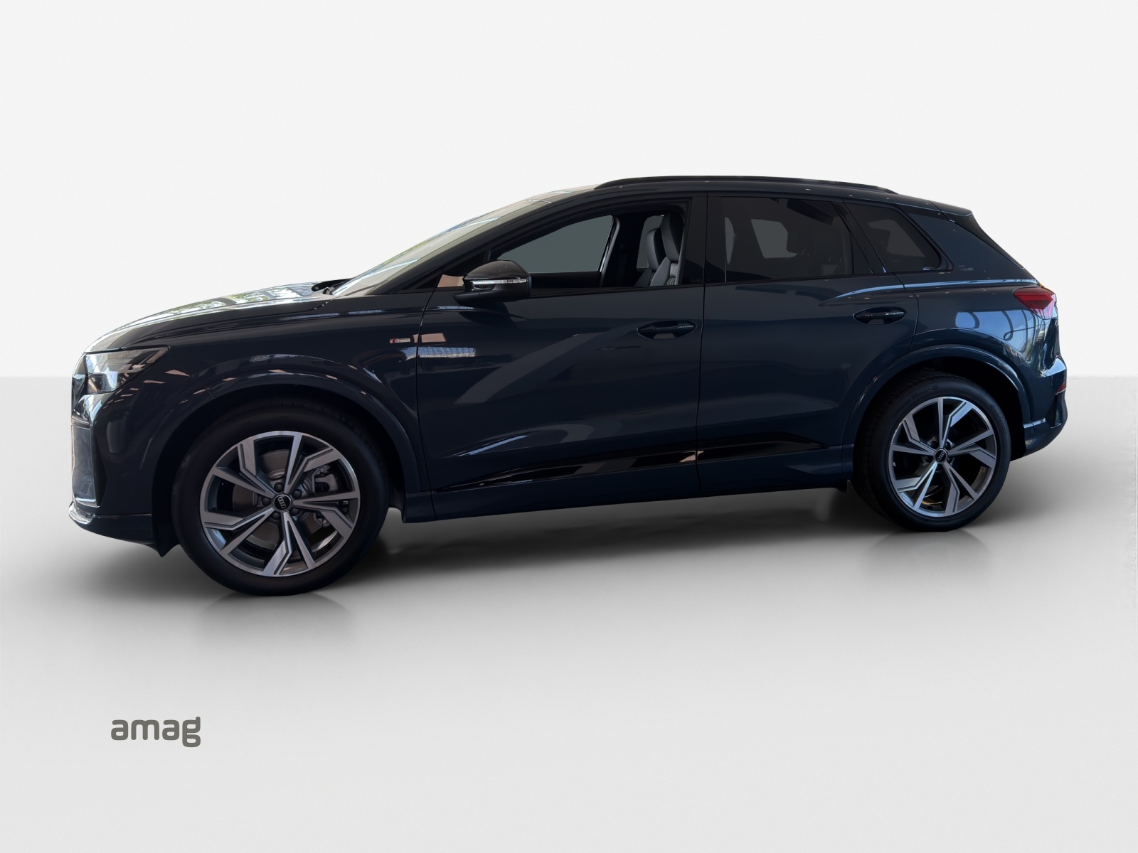 AUDI Q4 e-tron SUV quattro performance Swiss Ski-image-1