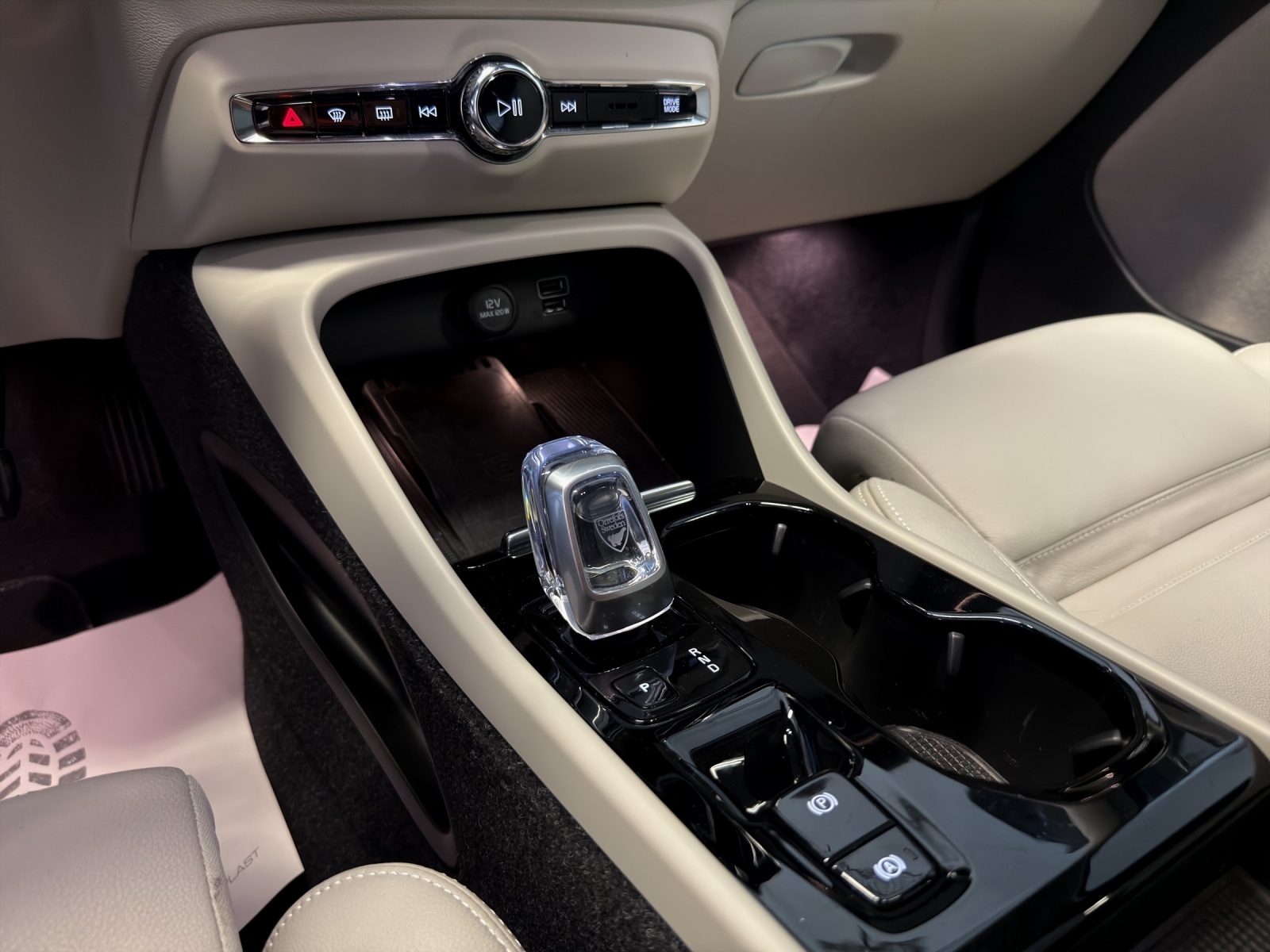 VOLVO XC40 T5 TwE Inscription DCT-image-13