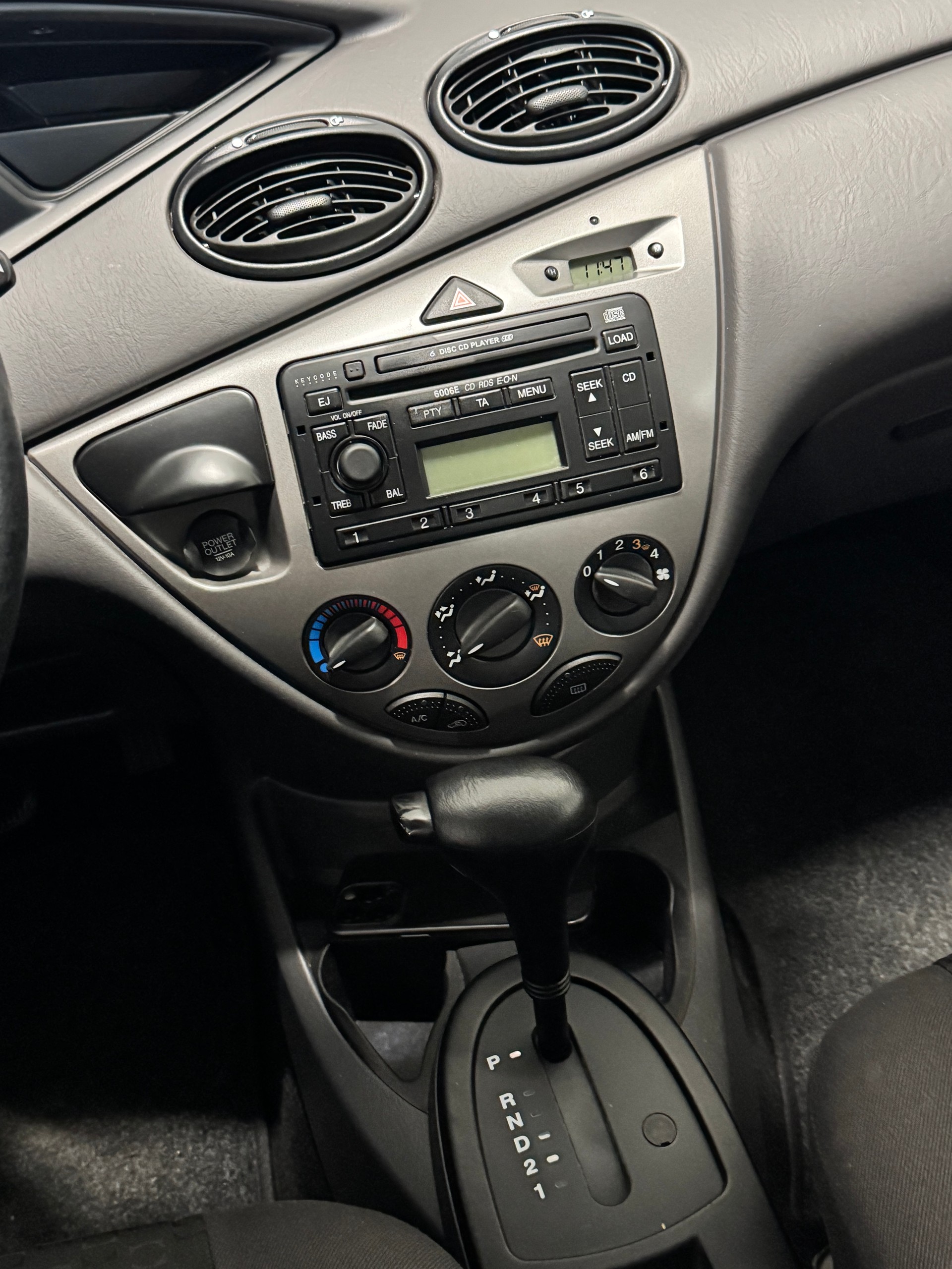 FORD Focus 1.6i 16V Ghia-image-9