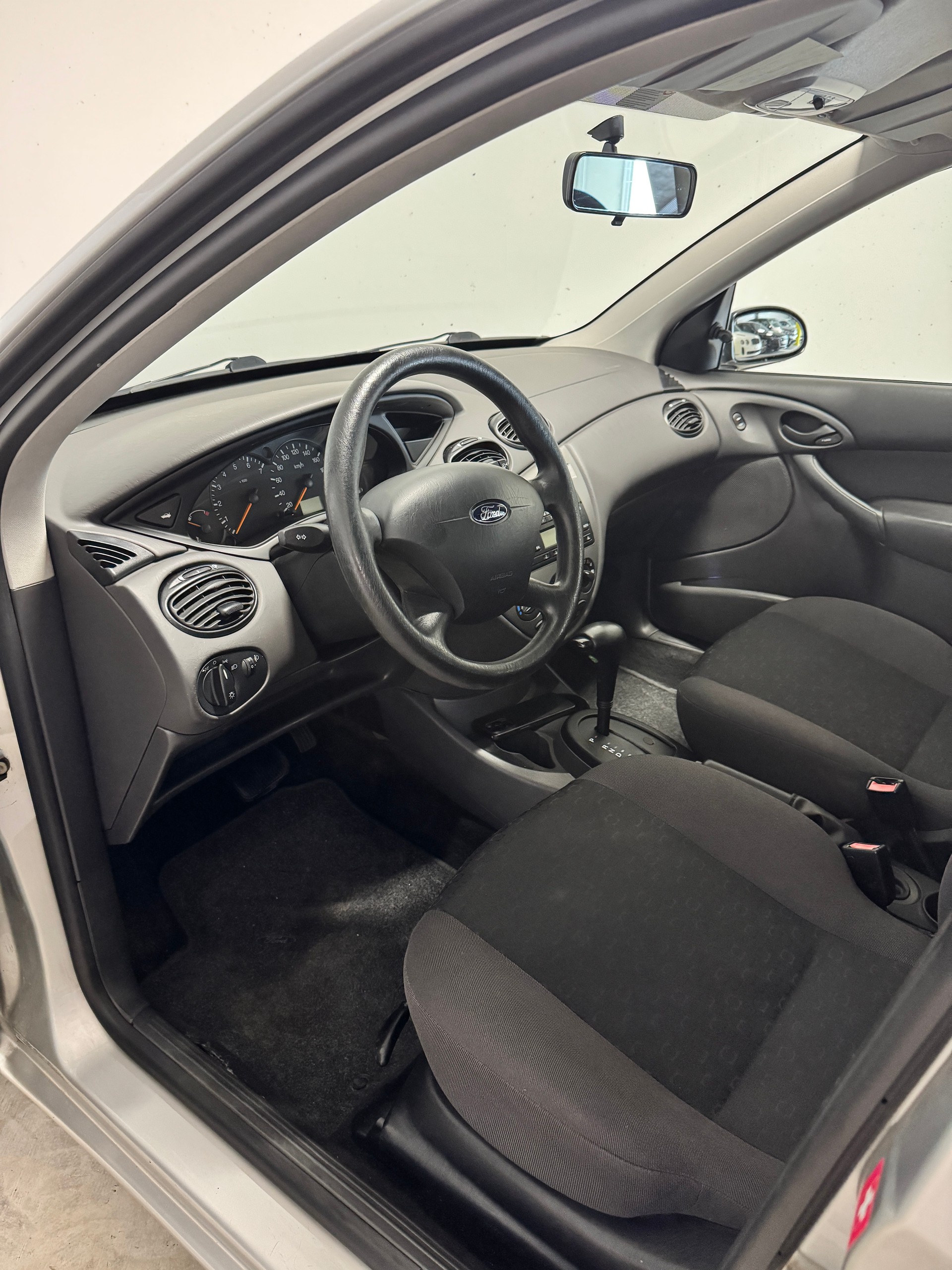 FORD Focus 1.6i 16V Ghia-image-4