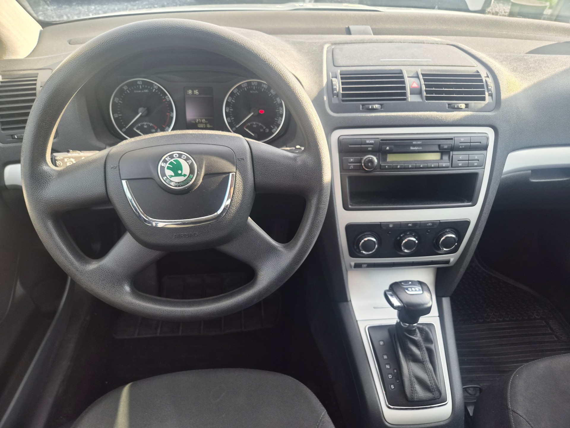 SKODA Octavia Combi 1.8 TSI Ambiente DSG-image-8