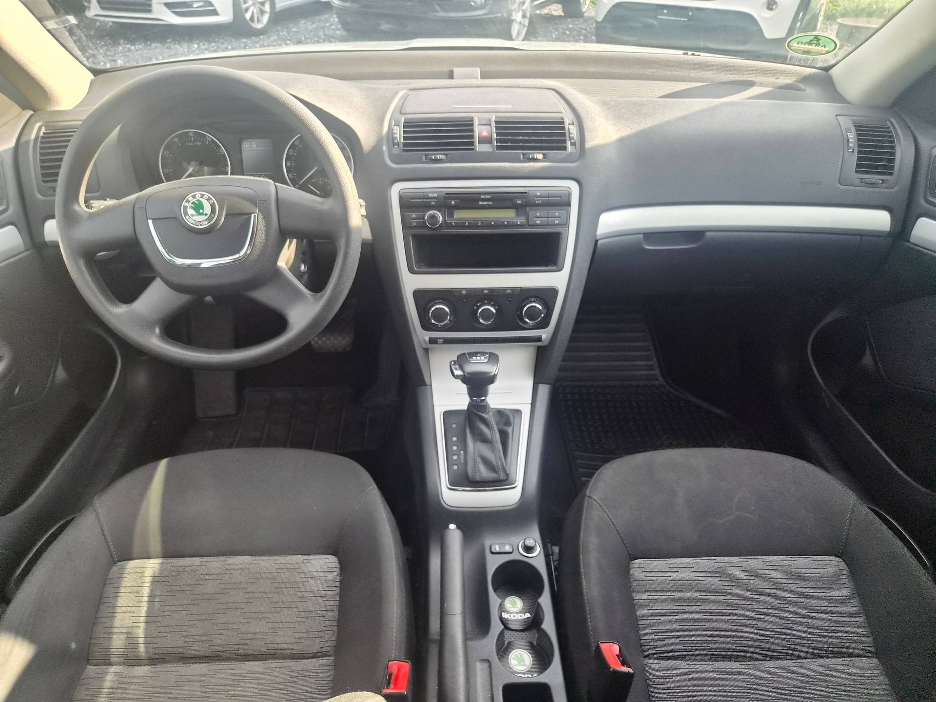 SKODA Octavia Combi 1.8 TSI Ambiente DSG-image-9