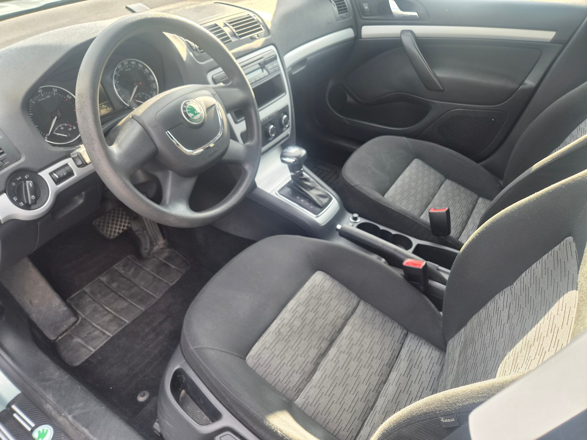 SKODA Octavia Combi 1.8 TSI Ambiente DSG-image-10