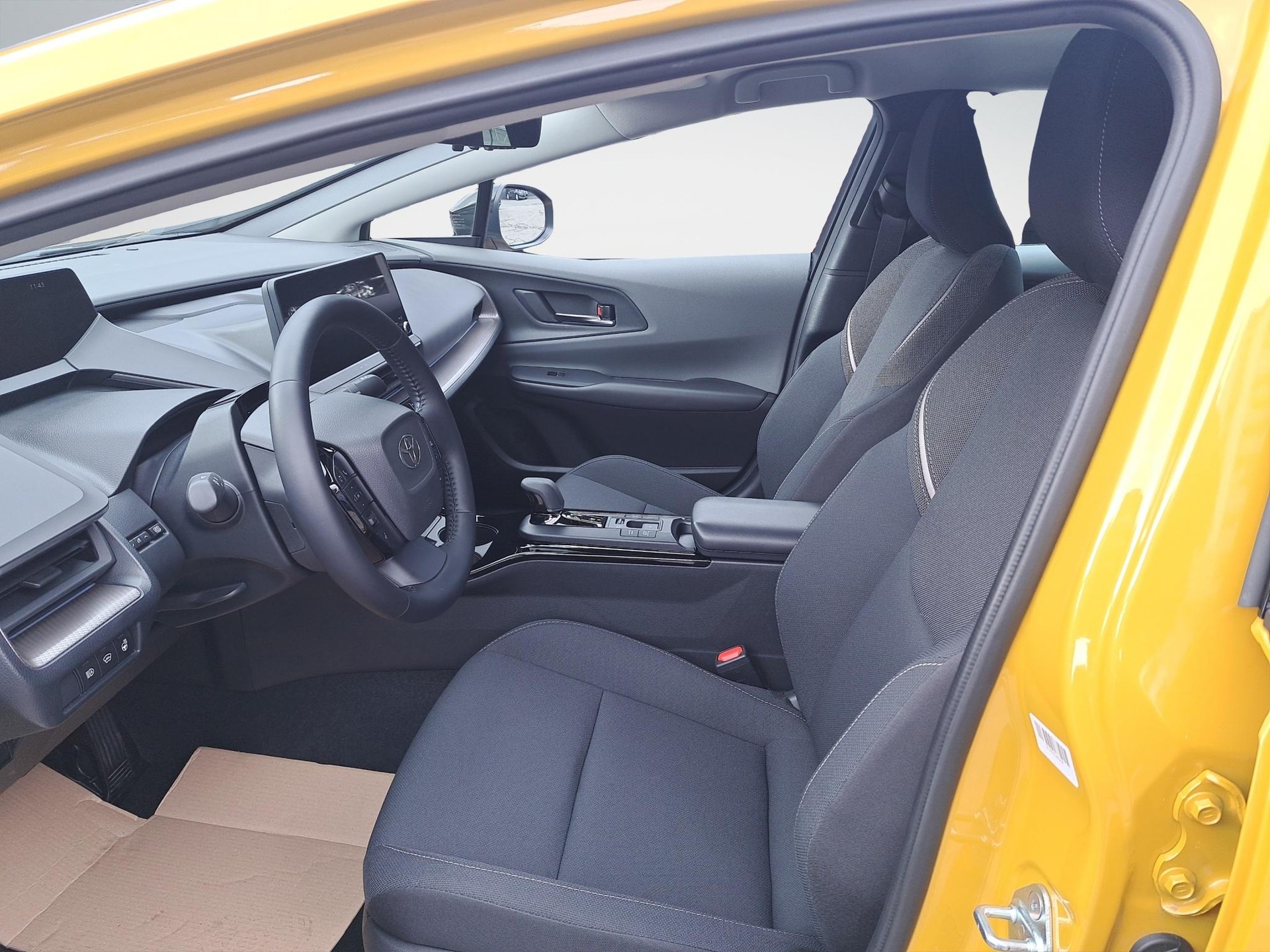 TOYOTA Prius 2.0 Plug-In-Hybrid Style-image-8