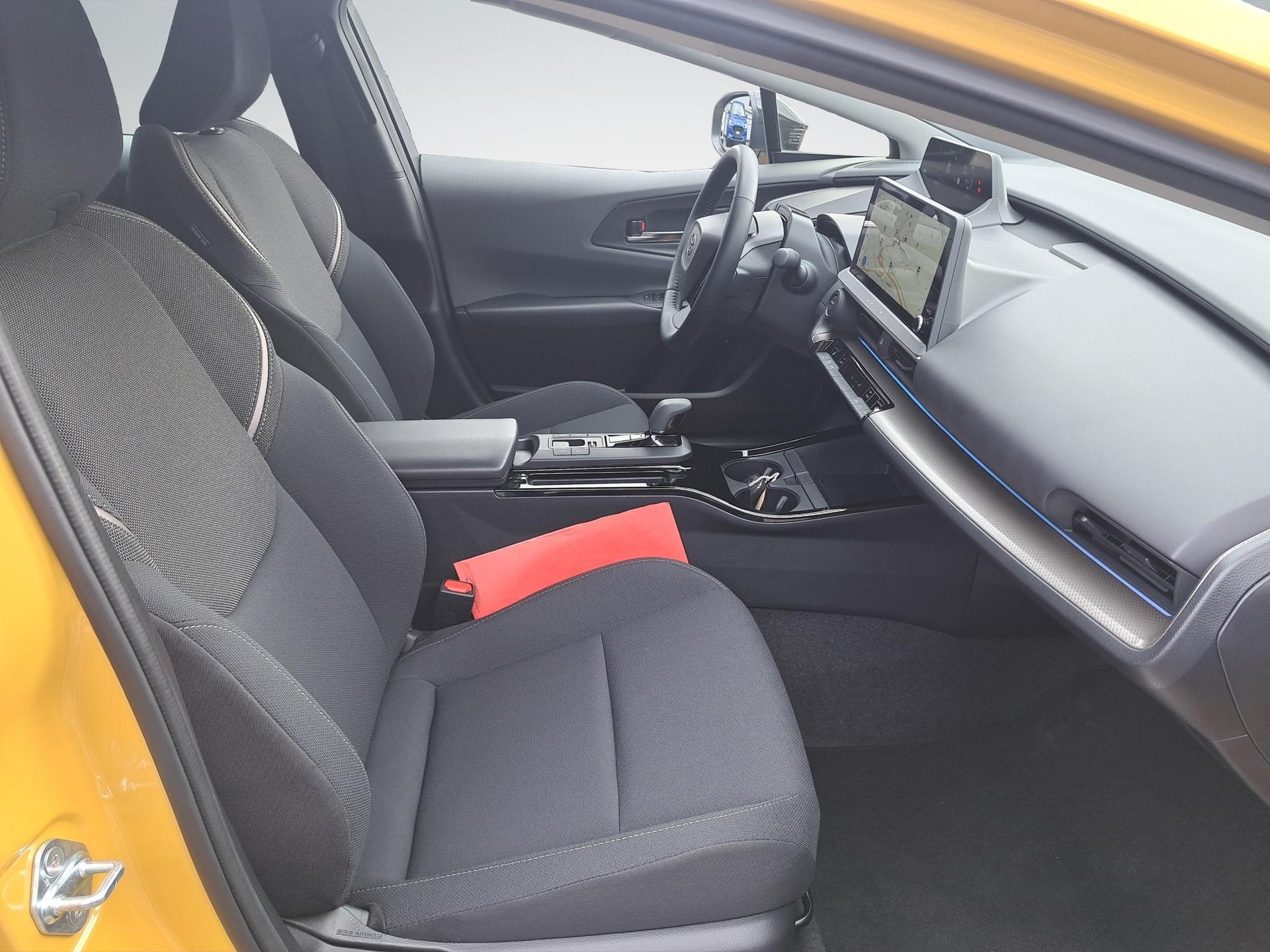 TOYOTA Prius 2.0 Plug-In-Hybrid Style-image-15